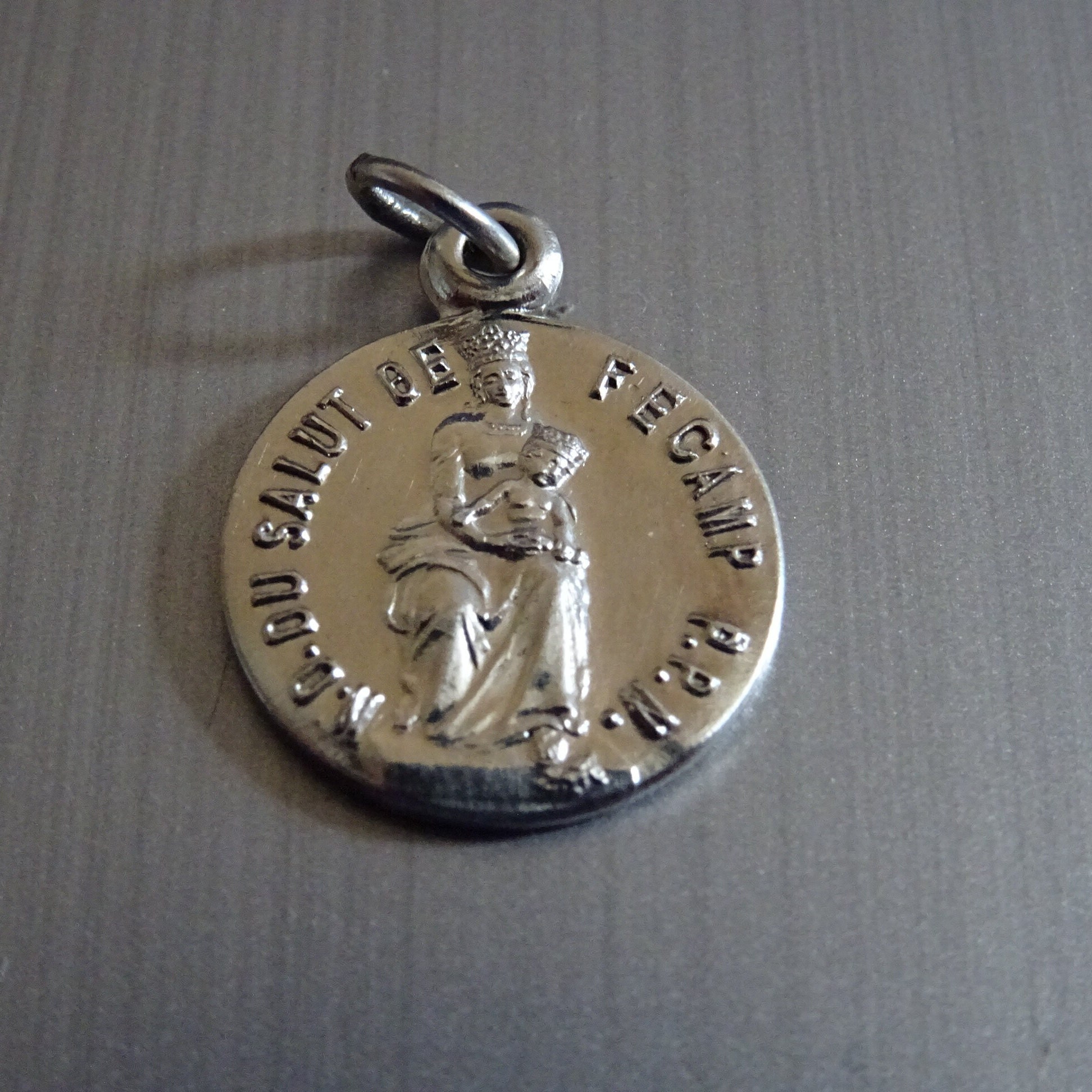 Notre-Dame-Du-Salut de Fécamp . Médaille Médaillon Pendente Saint Charme B 235