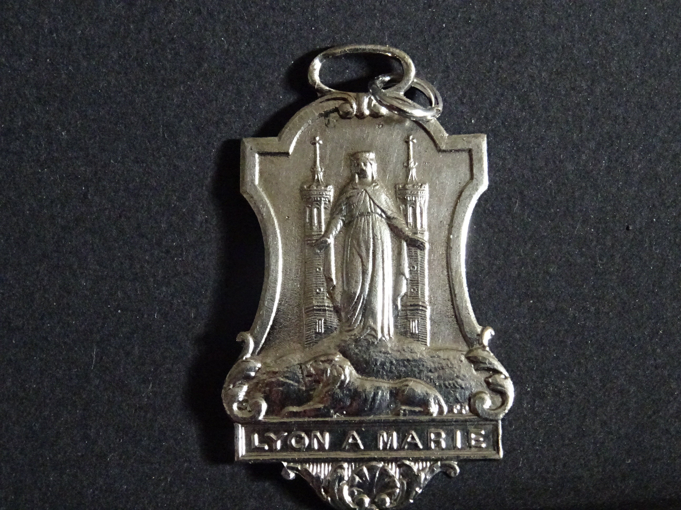 Lyon Une Marie Signée P. Penin Lion France Fourvienne Médaille Religieuse d'argent Antique Catholiqu