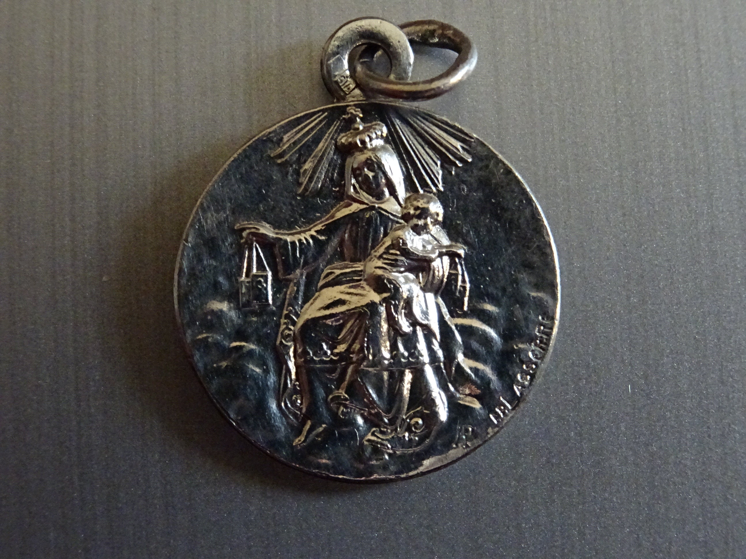 Notre-Dame Du Mont Carmel, Signée Lasserre Médaille d'argent Religieuse Saint Charme Pendent Vintage