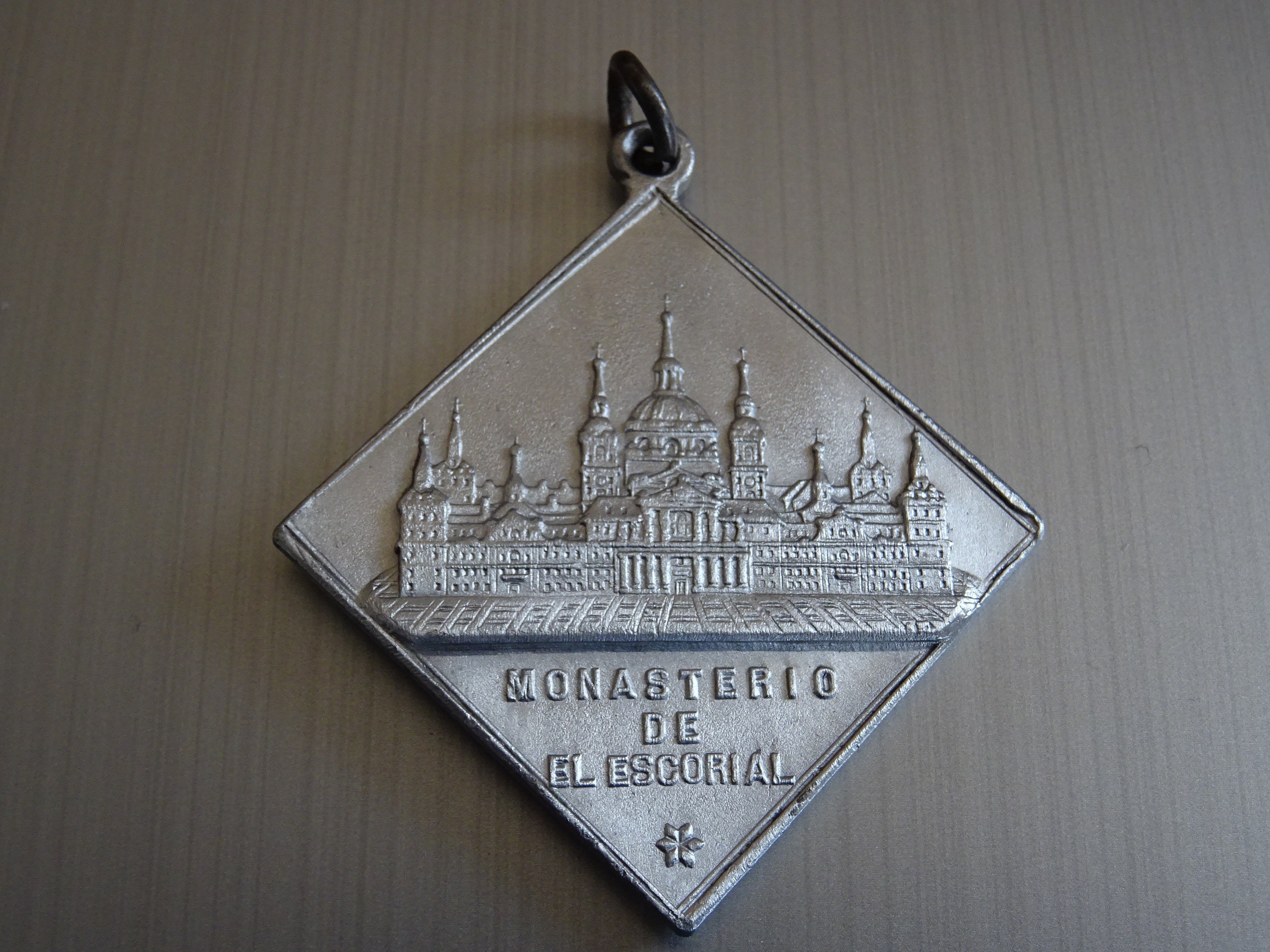 Calice. La Forme Sacrée Des Gardes d'el Escorial Cadeau Du Roi Charles Ii. de L'espagnol. Médaille A