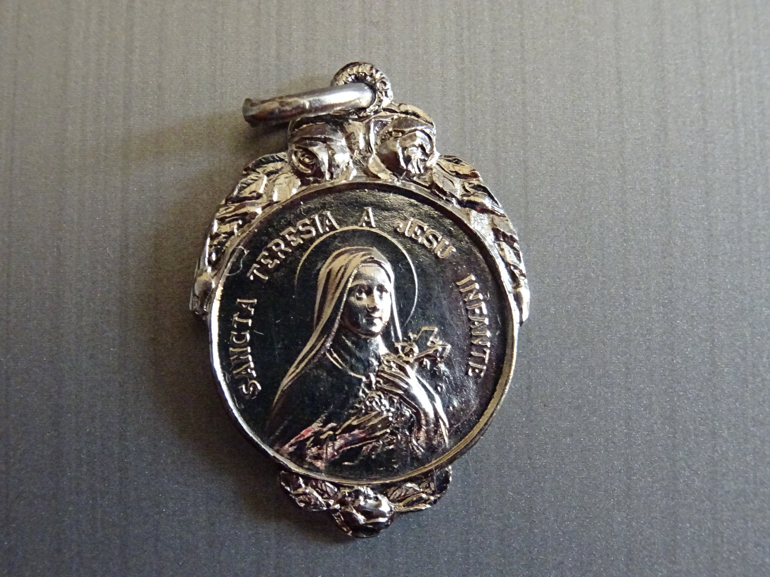 Notre-Dame Du Valfleury et Sainte Thérésie, Signée Jb. Médaillon Médaille Religieux Saint Charme Pen