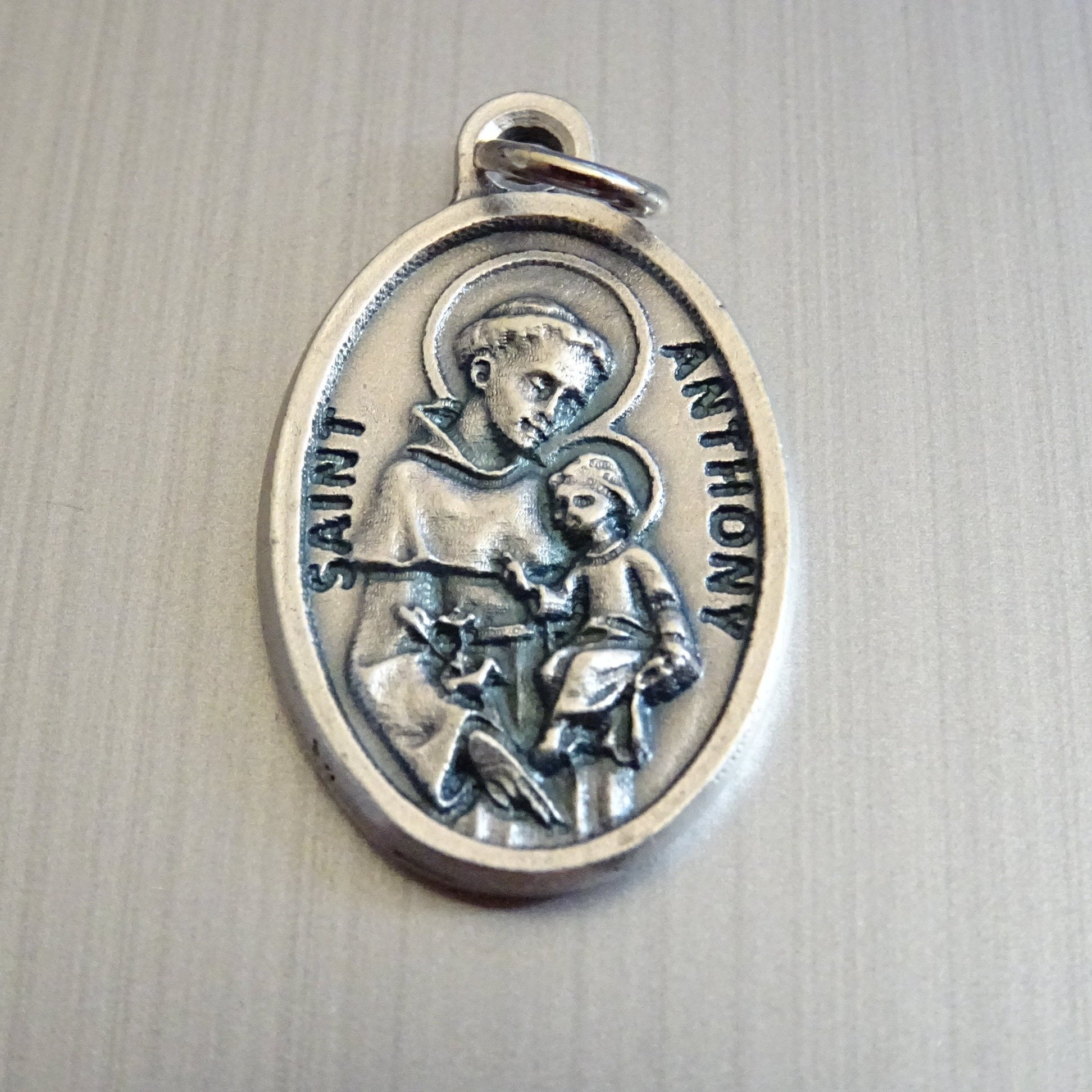 Saint Antoine Tenant L'enfant Jésus Dans Ses Bras. Prêtre Catholique Portugais. Médaille Médaillon P
