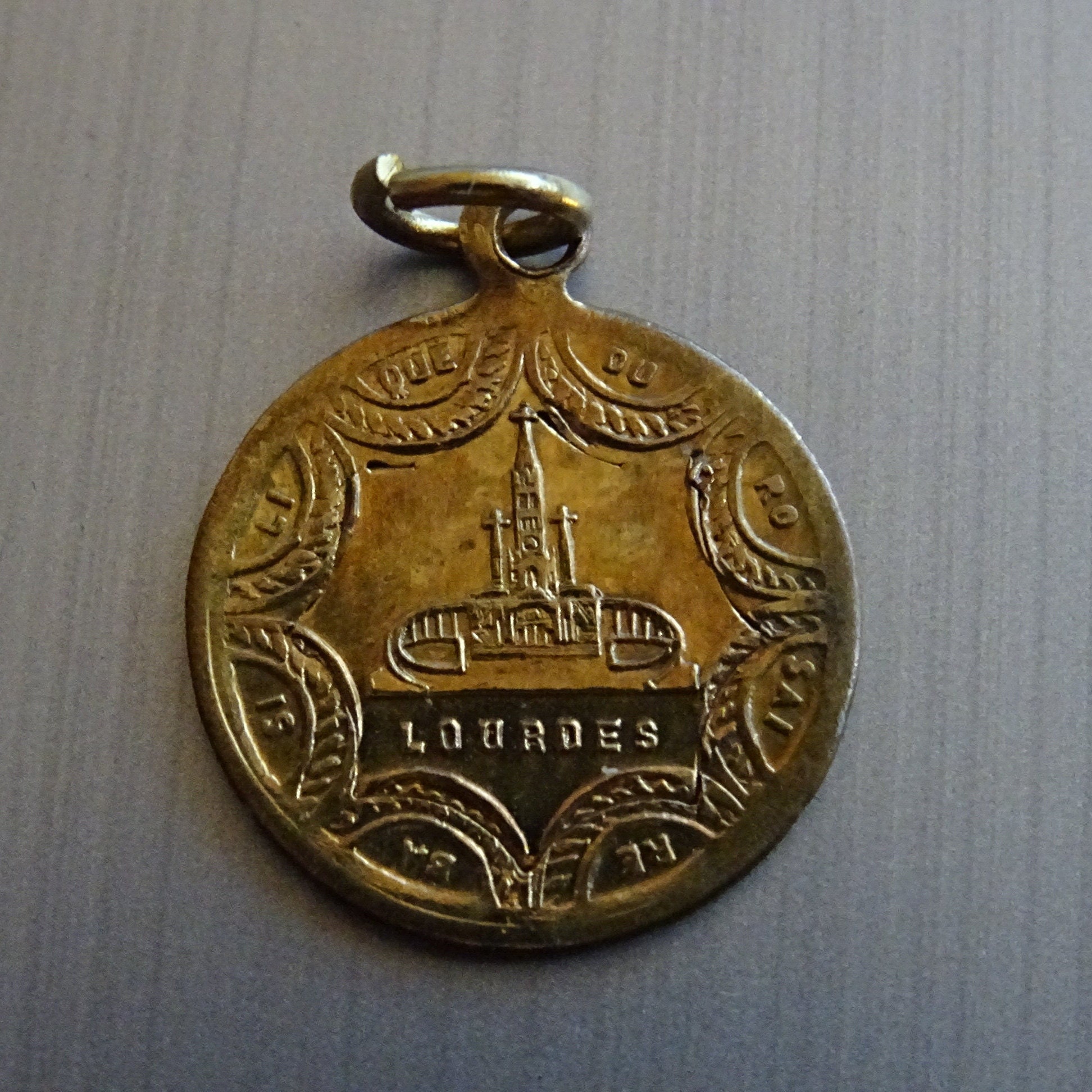 Notre-Dame de L'amour Lourdes . Petit Pendentif Français Religieux Antique. Médaille Médaillon Saint
