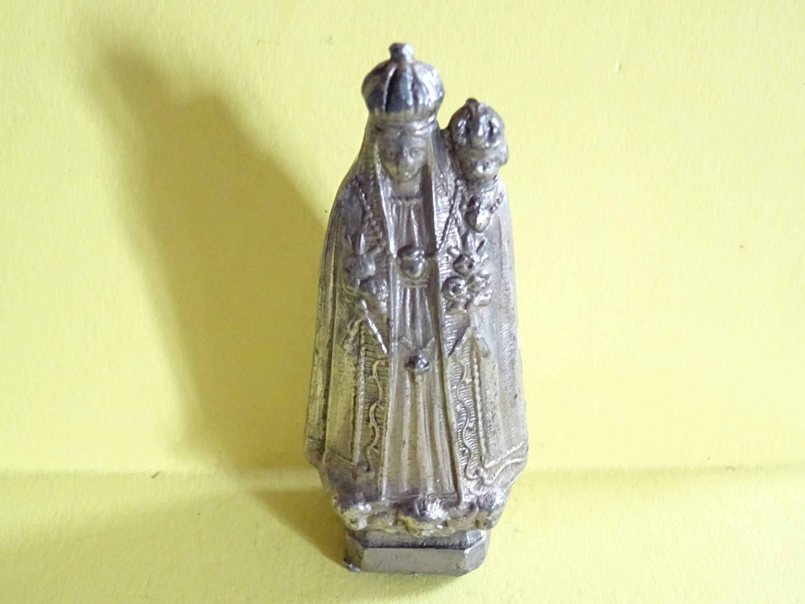 statue de Notre-Dame et Jésus. Autel Voyage P 945