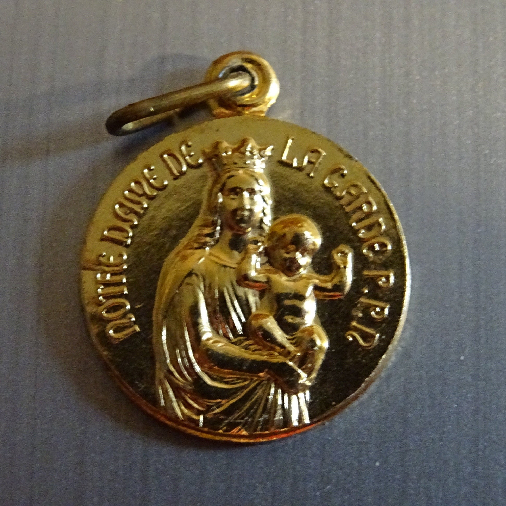 Notre-Dame de Garde. Couleur Or. Petit. Médaille Pendente Saint Charme B 783