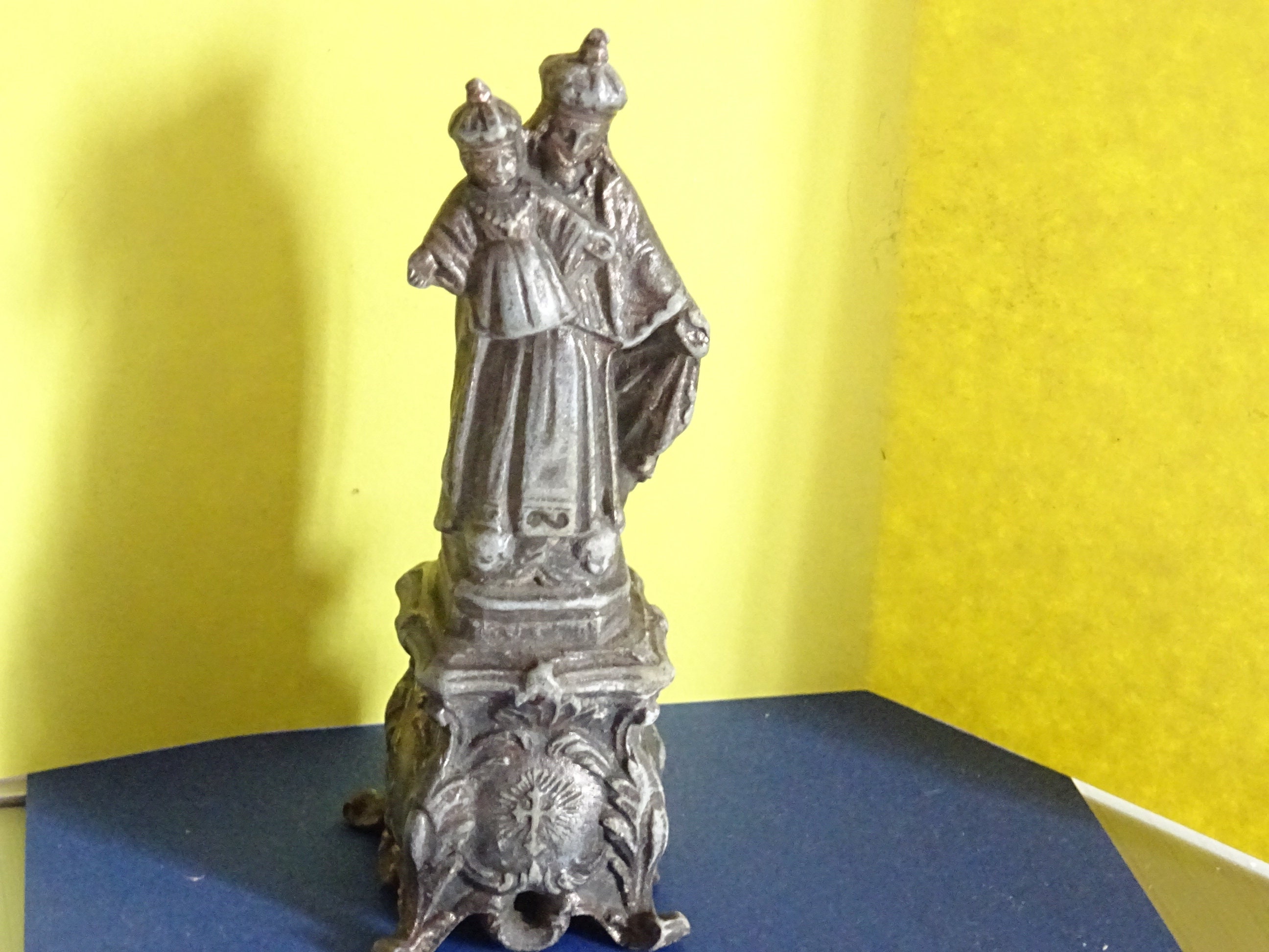 Notre-Dame-Et-L'enfant. Croix sur Le Stand Statue. Autel de Voyage