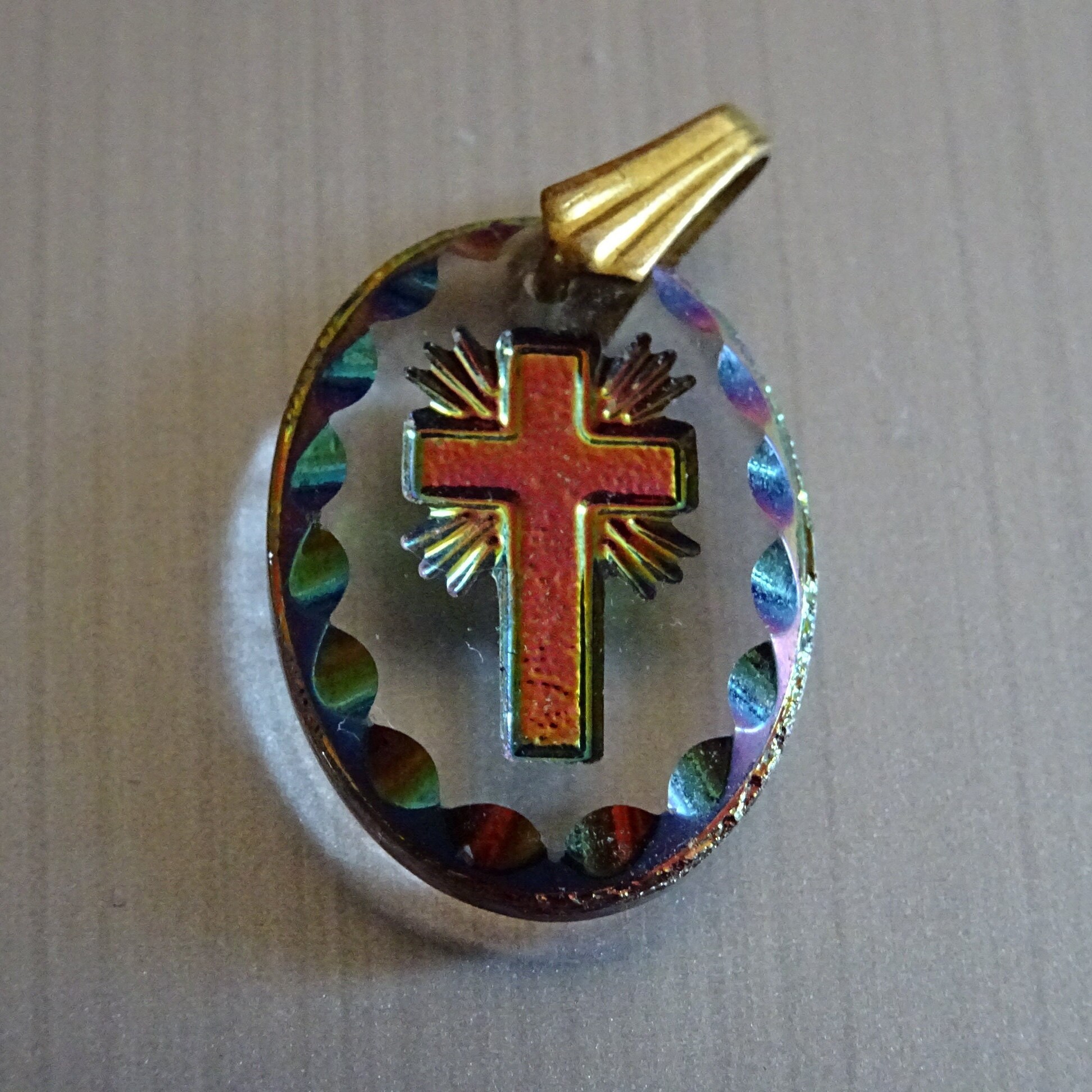 Croix Colorée en Résine. Médaille Pendente Saint Charme B 981