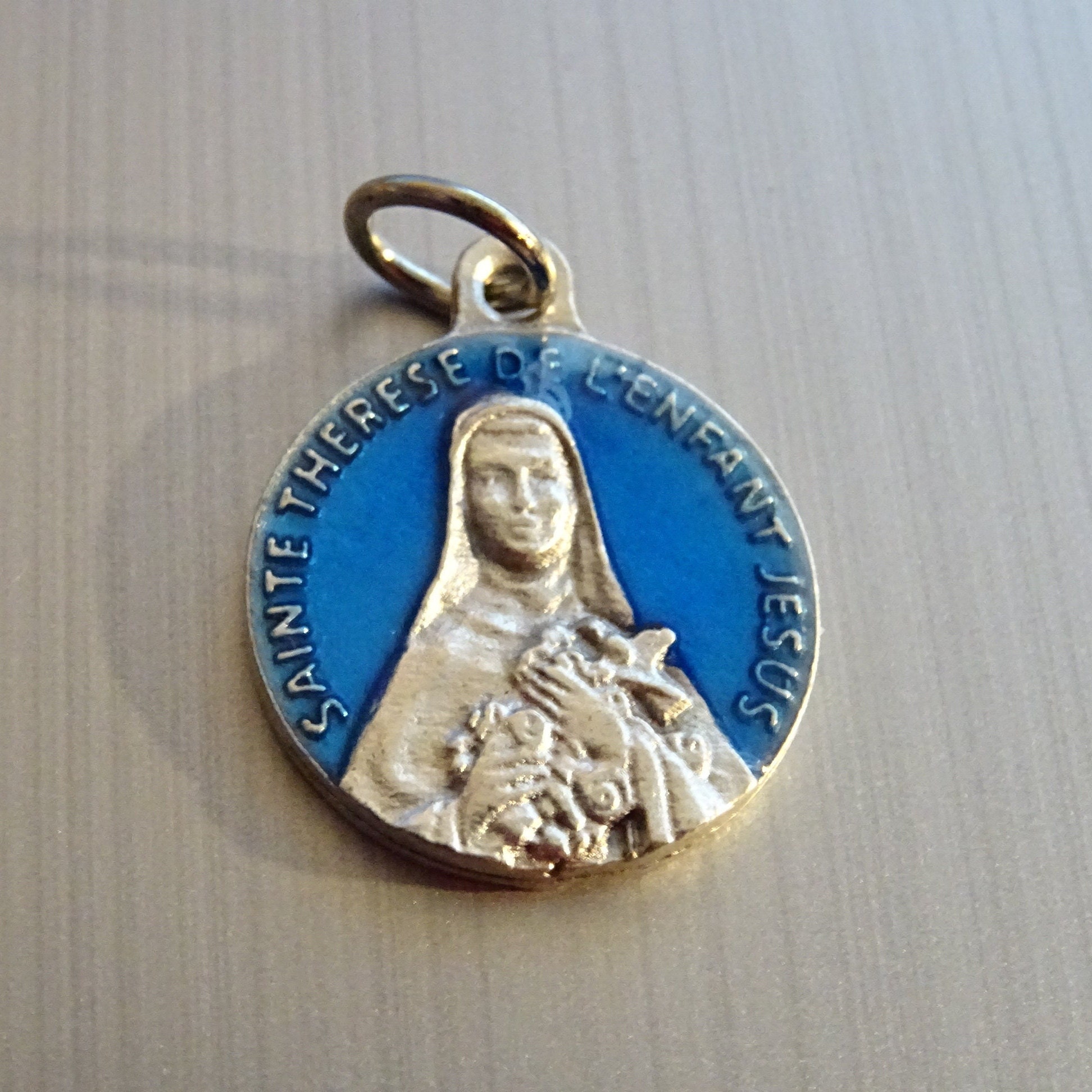 Saint Thérène Émail. Pendentif Français Religieux. Médaille Médaillon Médaille Saint Charme B 624