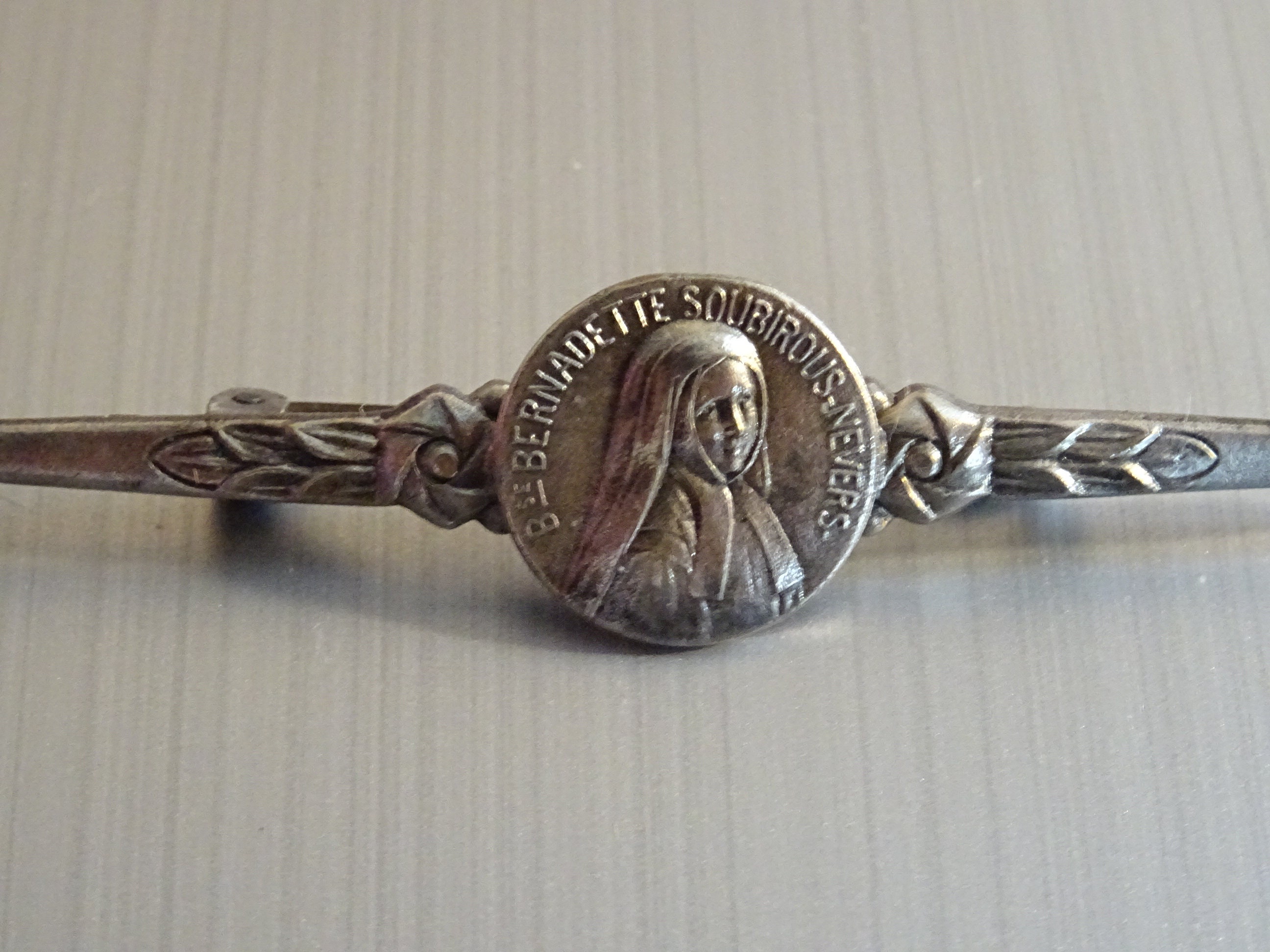 st. Bernadette.badge Broche Pin, Vintage Holy Charm D 313