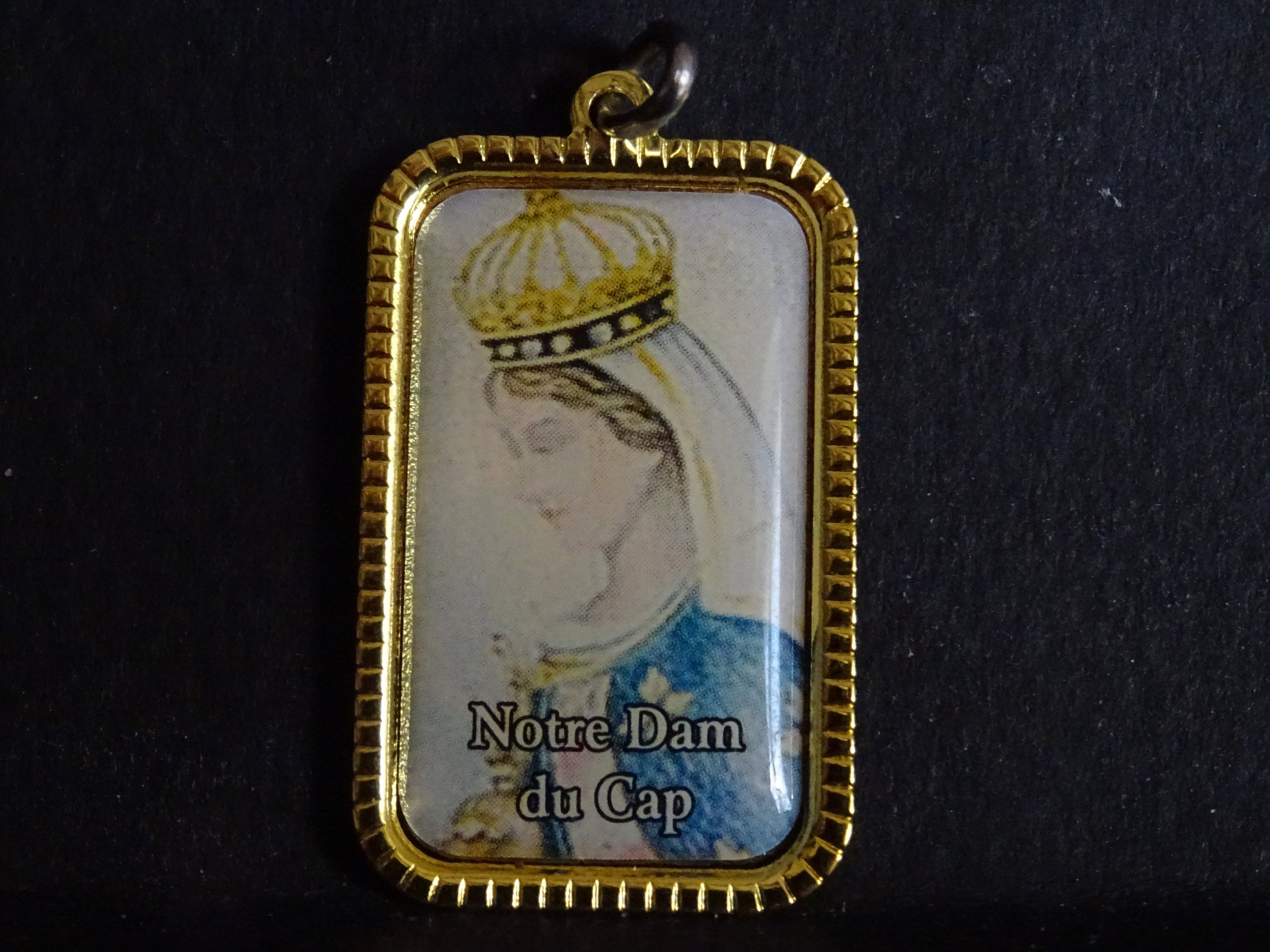 Notre Dame Du Cap Attire de Nombreux Pèlerins Catholiques. Médaille Médaillon Pendentif Photo