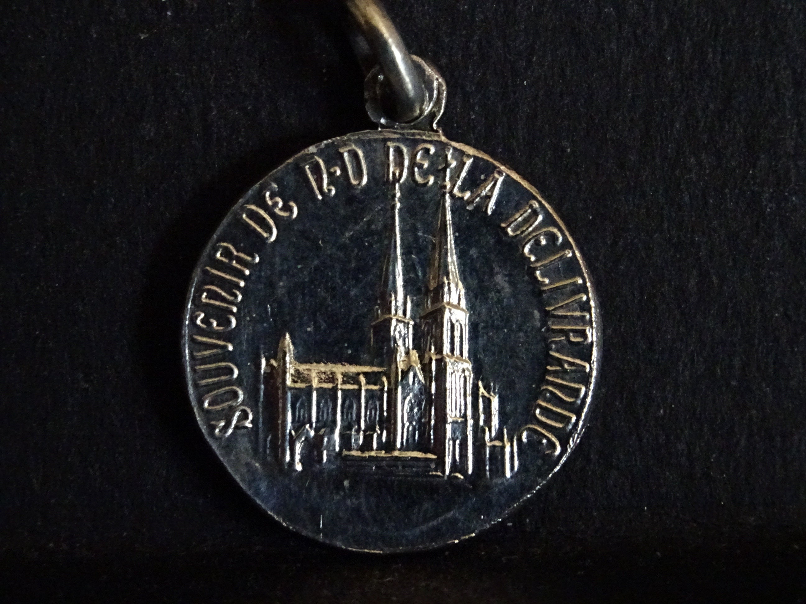 Médaille Religieuse Ancienne - Notre-Dame De La Délivrande, Basilique, Laiton - Occasion, France