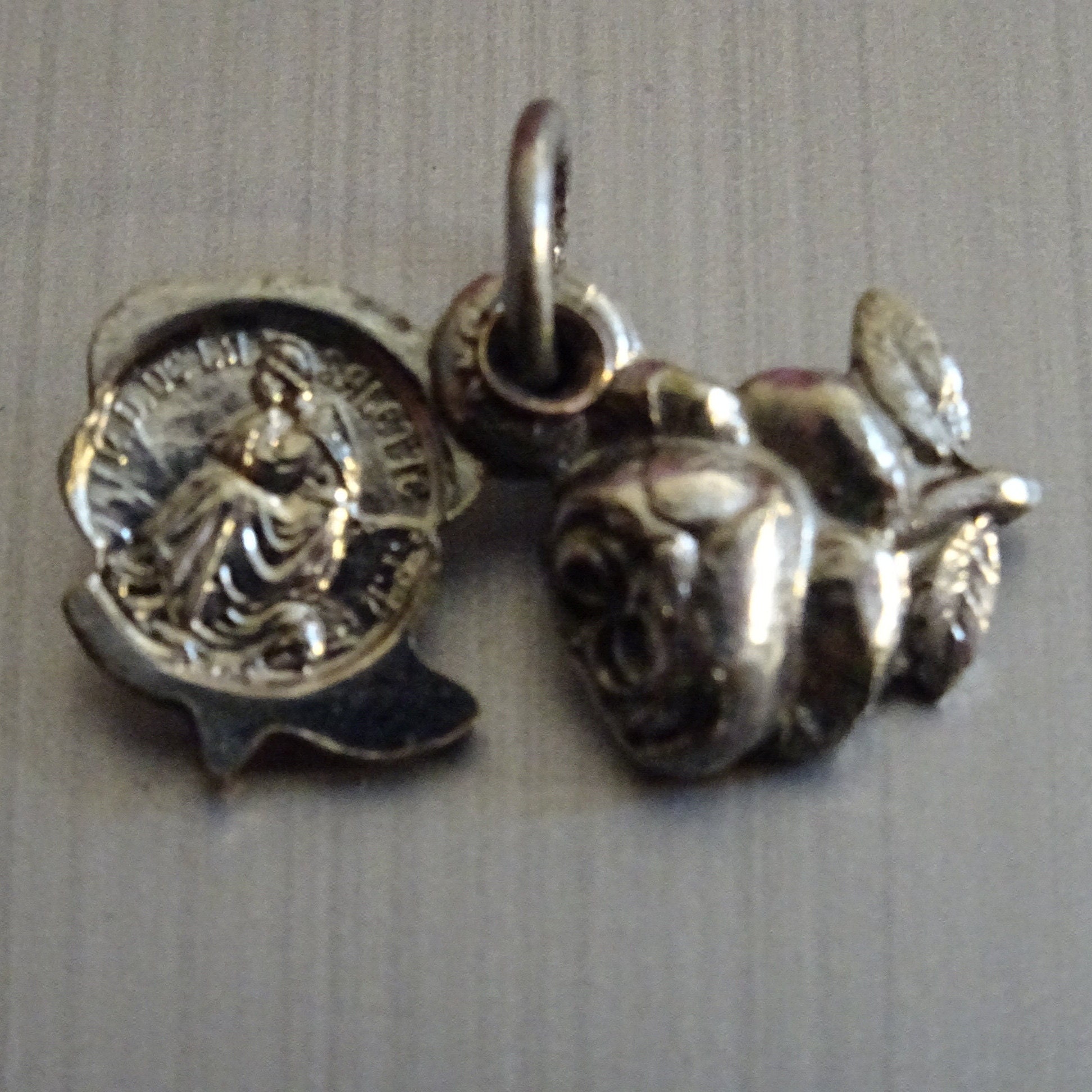 Notre-Dame de La Salette Locket Rose. Vintage Religieux Français Pendentif Médaillon Saint Charme B