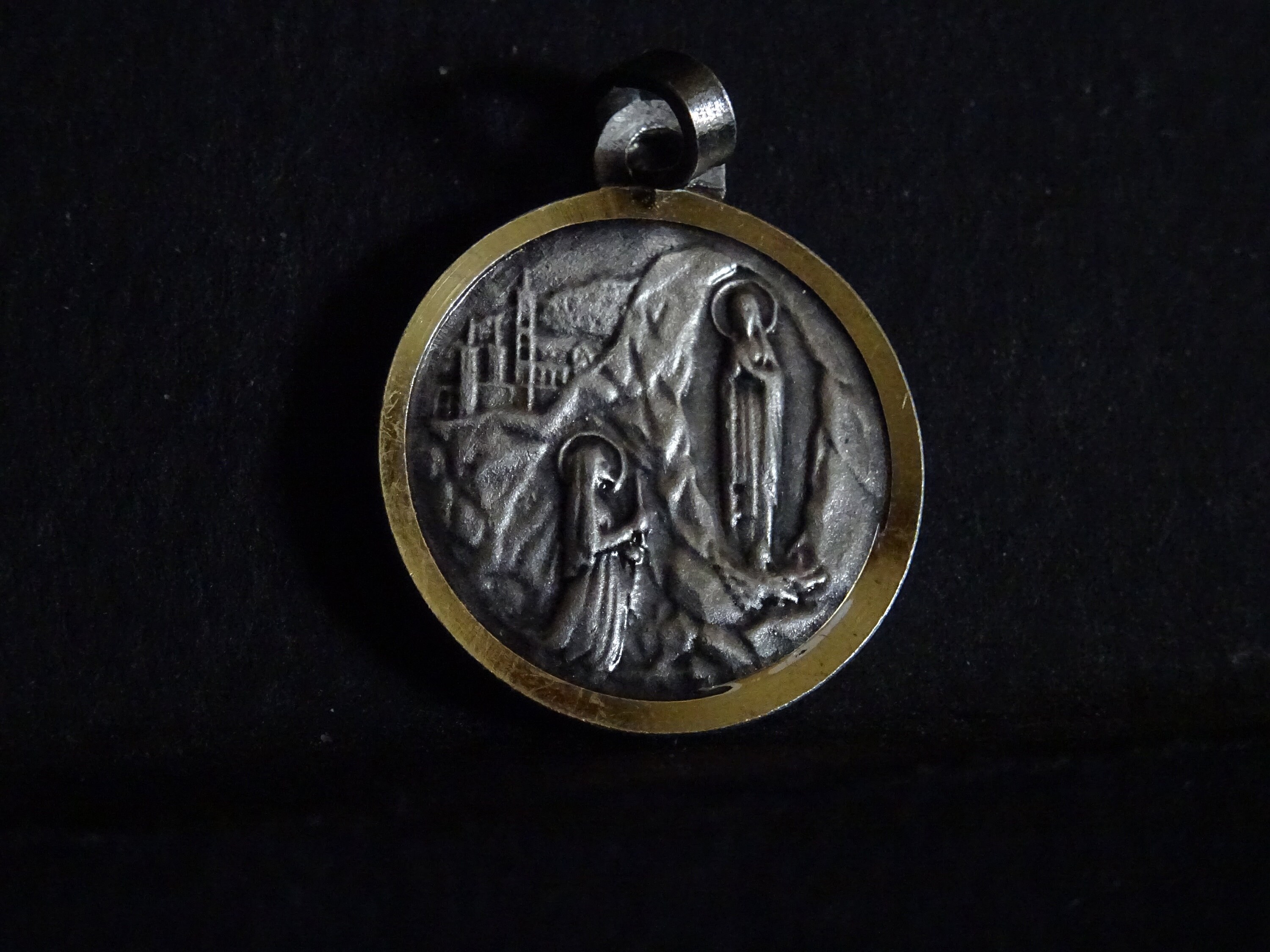 Grotte. Lourdes Round Pendentif Médaillon Medaille Holy Charm Vintage P 142