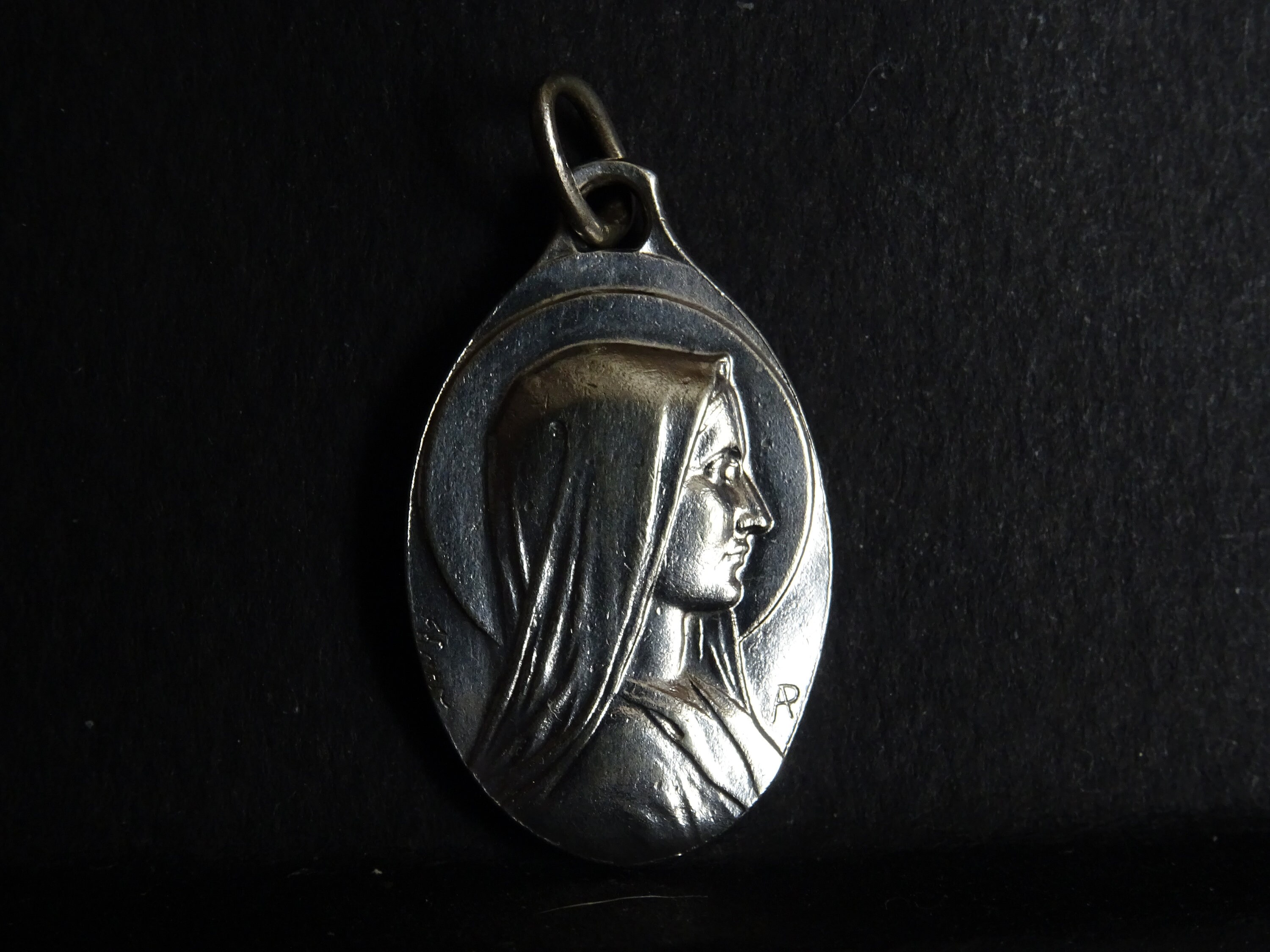 Vintage Vierge Mary Medaille Signé Ap Médaille d'argent