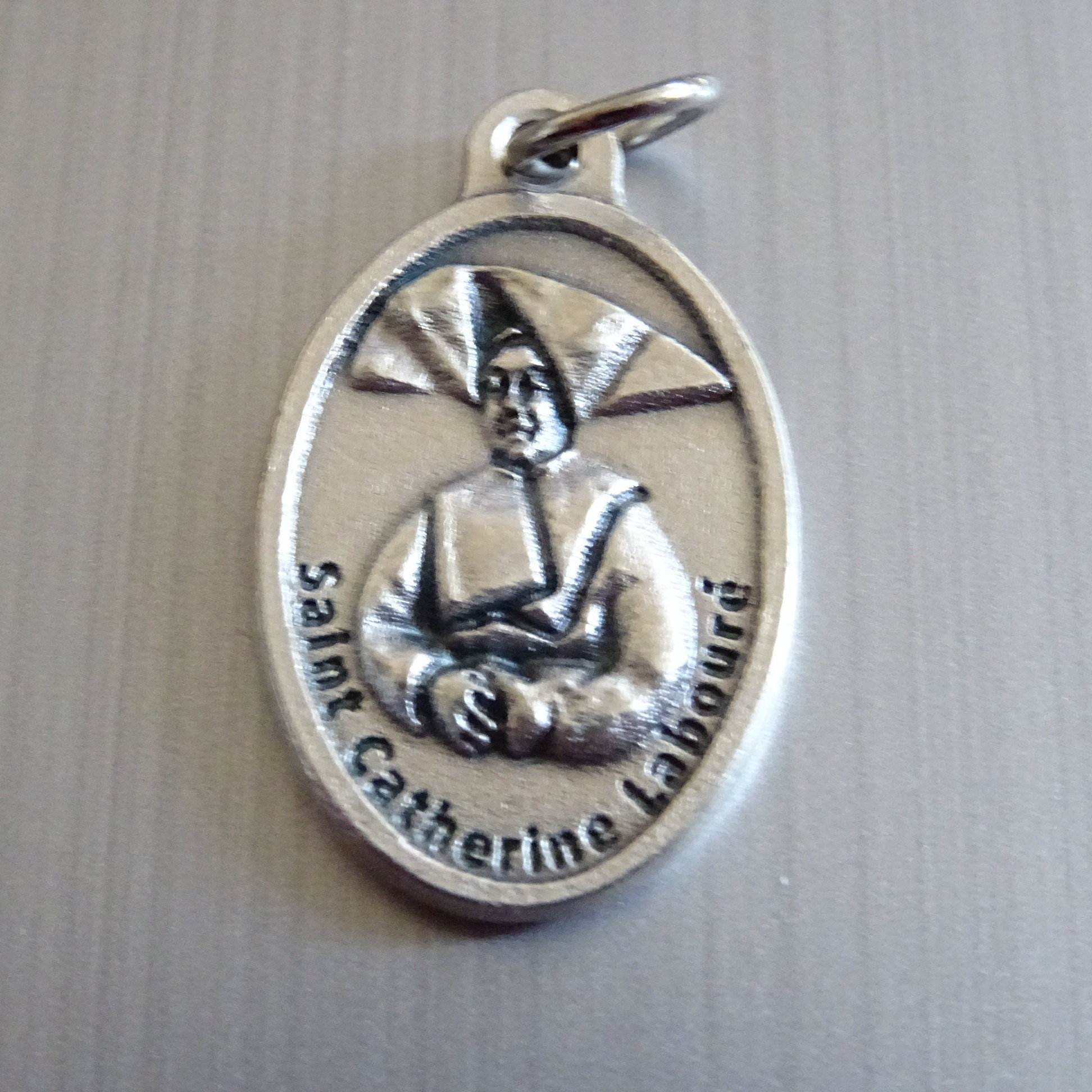 Sainte Catherine Labouré Est La Patronne Des Personnes Âgées et Malades. Médaille d'argent Médaille