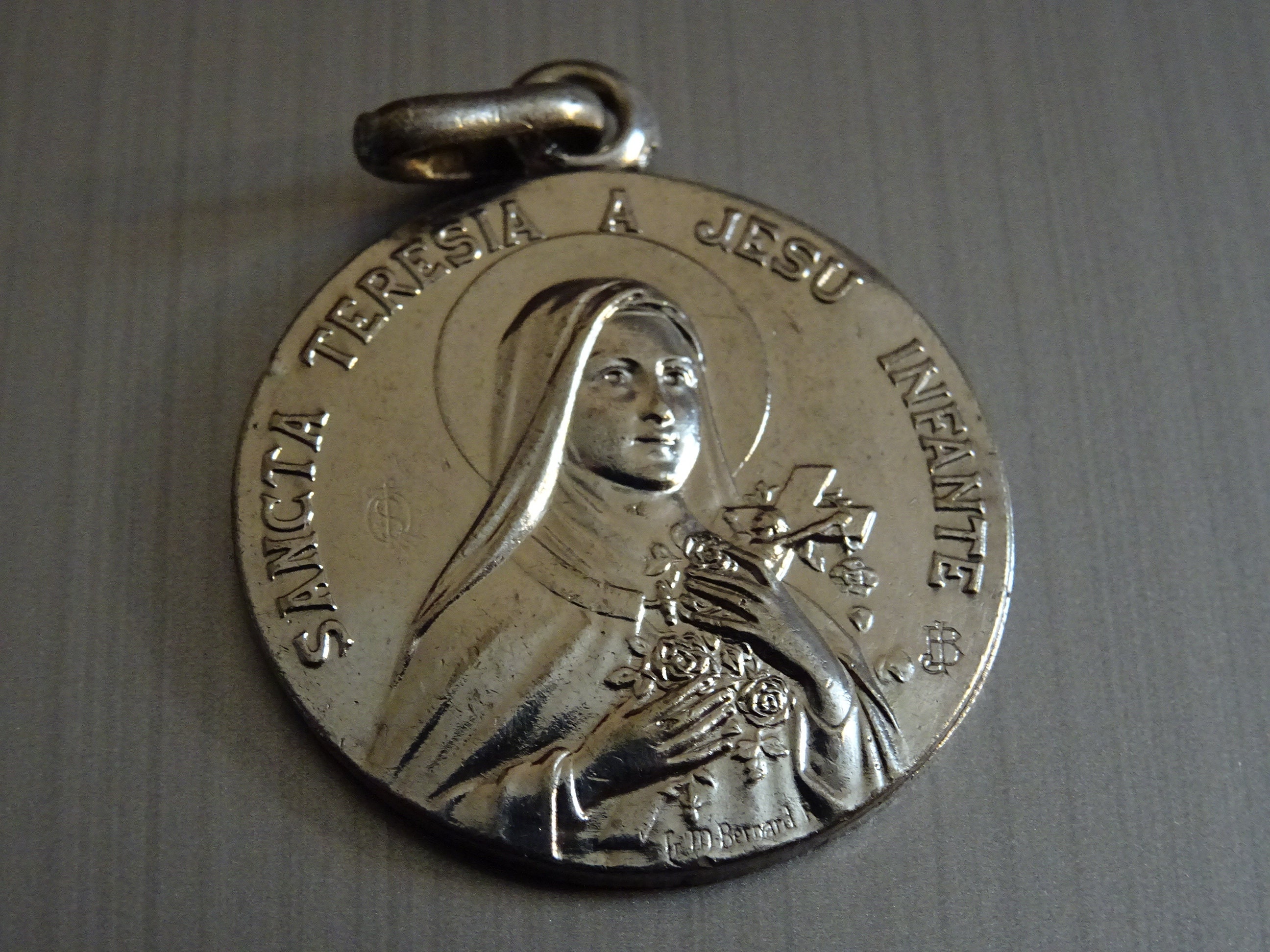 Sainte Térésie Raining Roses Signée Jb. Français Millésime. Médaille Religieuse Médaillon Pendente M