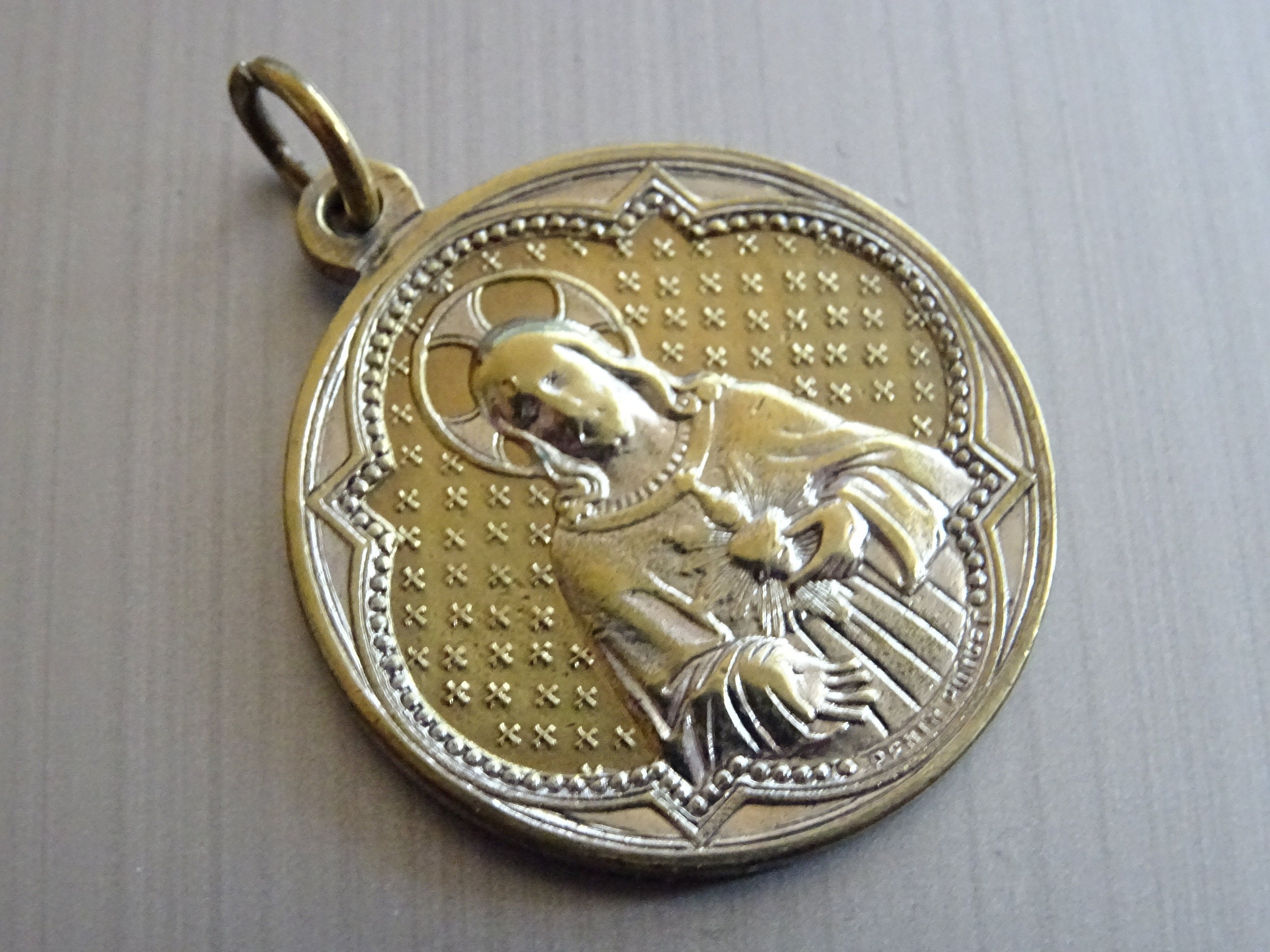 Antique Notre-Dame de Lourdes. Couleur Argent et Or. Français. Pendentif Catholique Médaillon Saint 