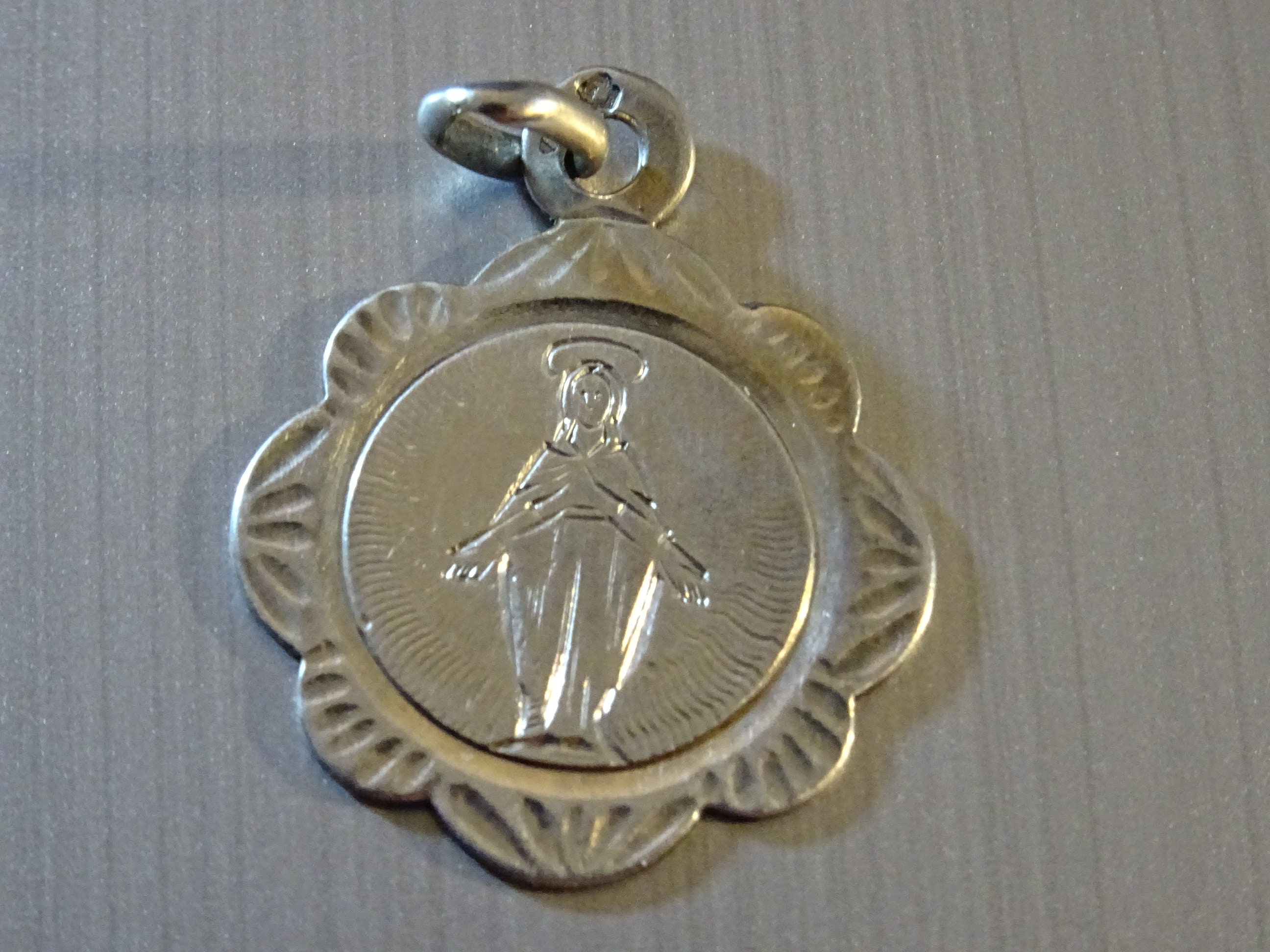 Rayons de Grâce Immaculée Conception. 1904 Poinçon d'argent. Médaille Vintage Pendente Holy Charm B 