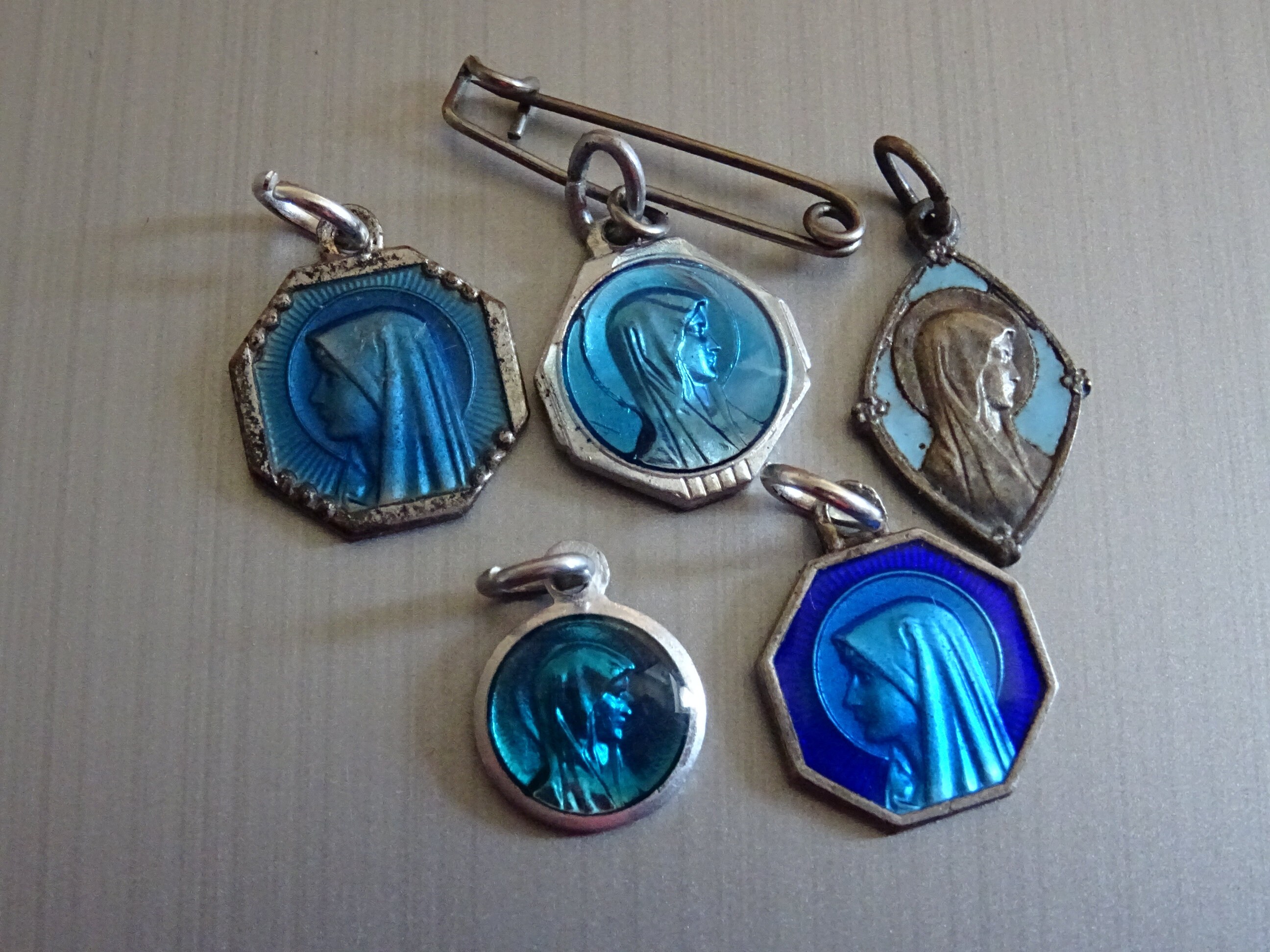 Lot 5 Vierge Marie. Vintage Français Petit Émail Saint Charme Médaille Pendentif Médaillon Médaille 