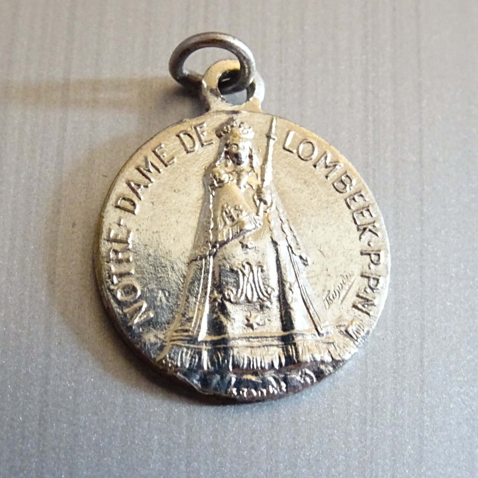 Notre-Dame de Lombeek. Architecture Gothique. Antique Religieux Français Pendentif Médaillon Saint C