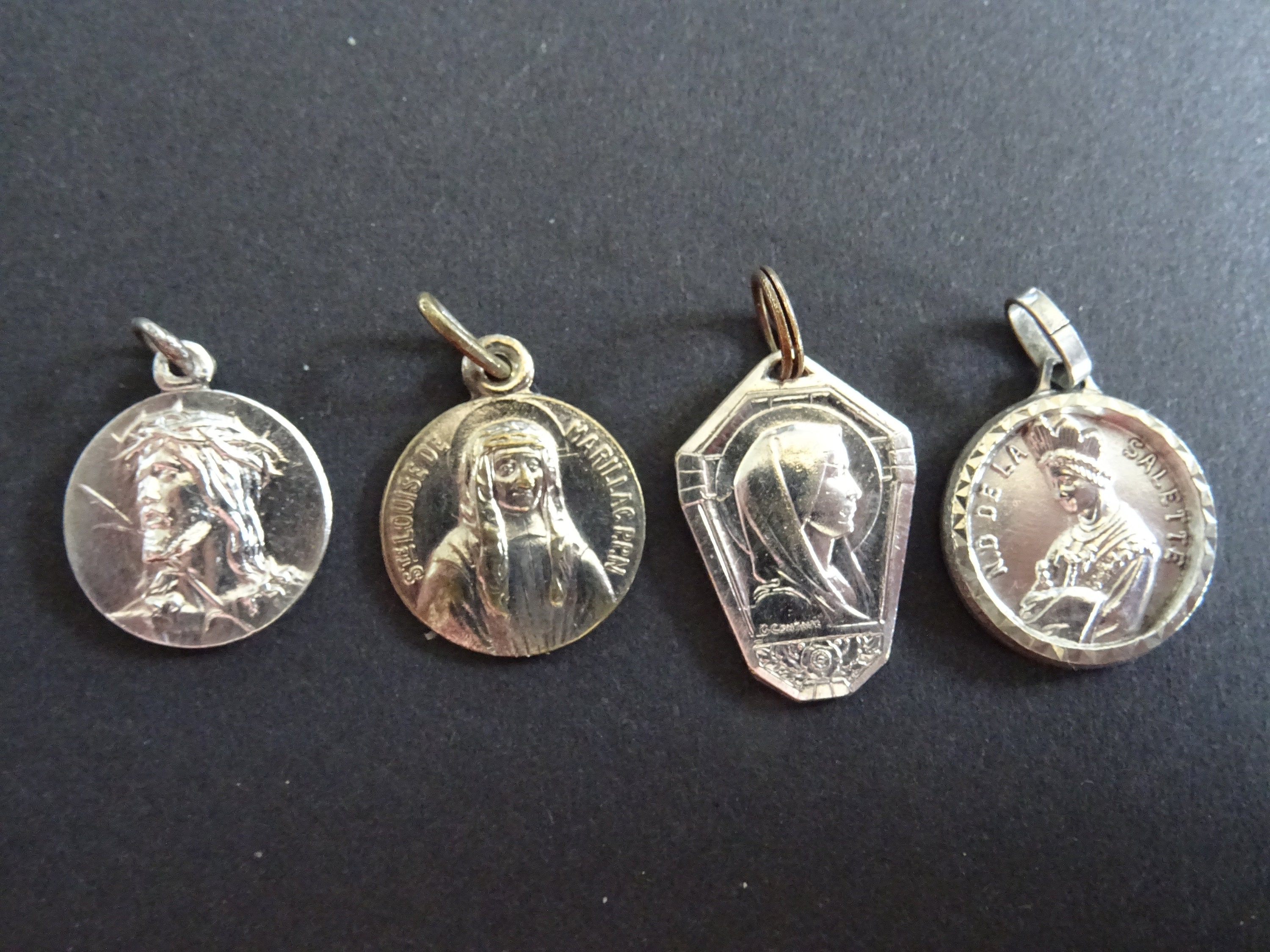Lot 4 Small Virgin Mary Vintage Français Médaille d'argent Holy Charm Pendentif Médaille Medaille E 