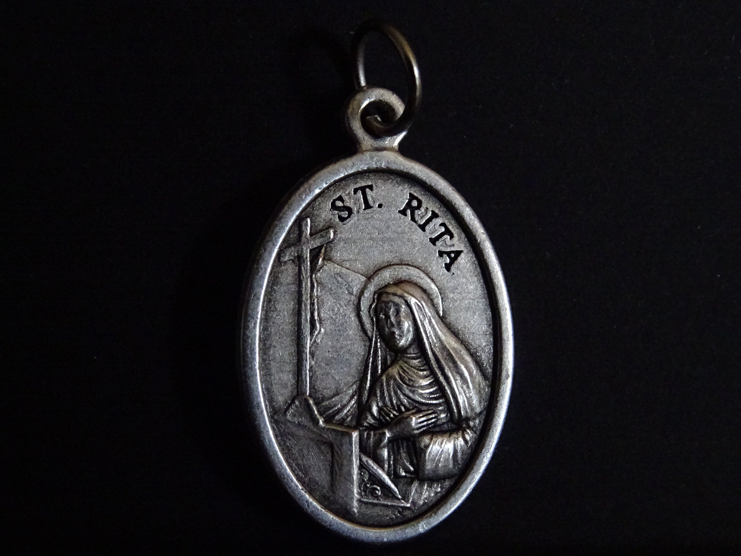 Rose. Sainte Rita Sainte Patronne de Causes Impossibles, Victimes d'abus, Solitude, Difficultés Conj