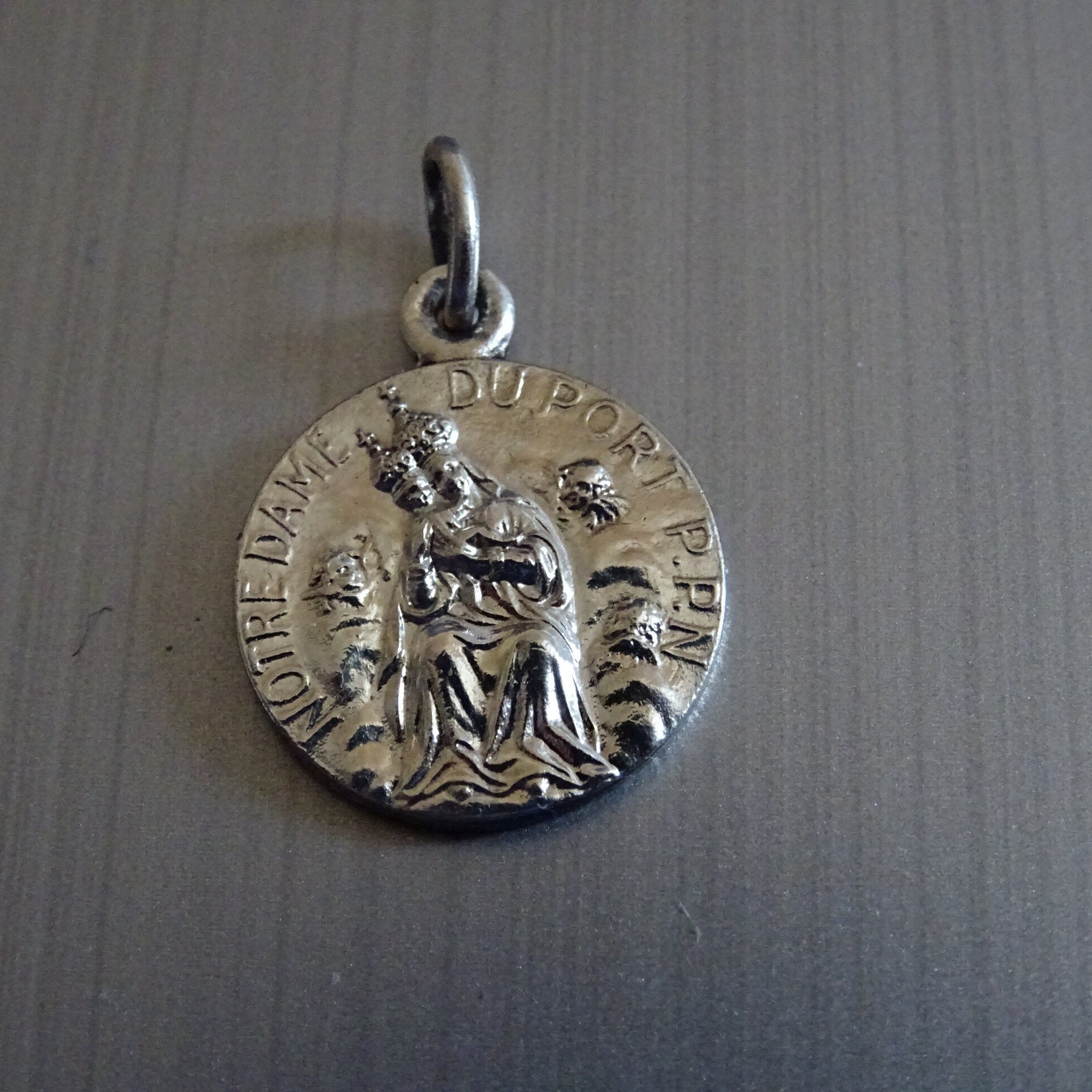 Notre Dame Du Port . Basilique de Clermont-Ferrand. Médaille Médaillon Pendente Saint Charme B 238