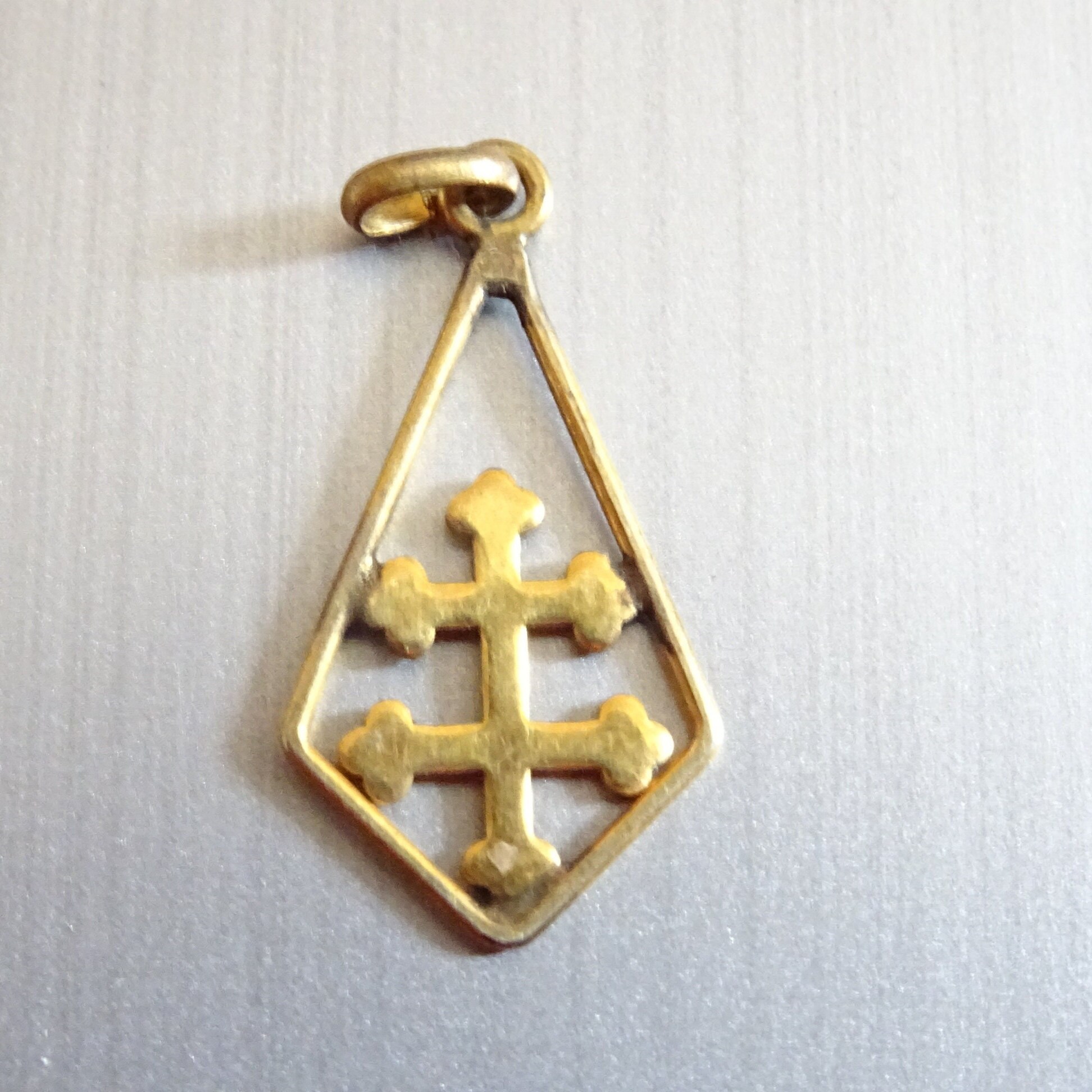 Croix Lorraine Couleur Or . Français Religieux Pendentif Médaillon Saint Charme B 806