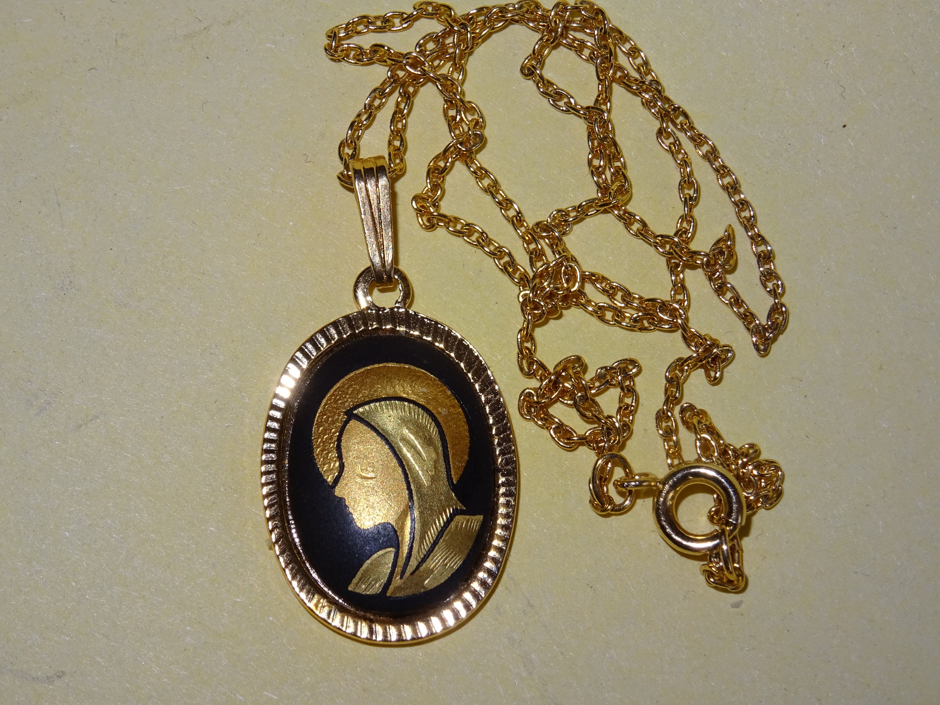 Vierge Marie Notre Sainte Dame Émail Couleur Or avec Chaîne Religieuse Pendentif Holy Charm