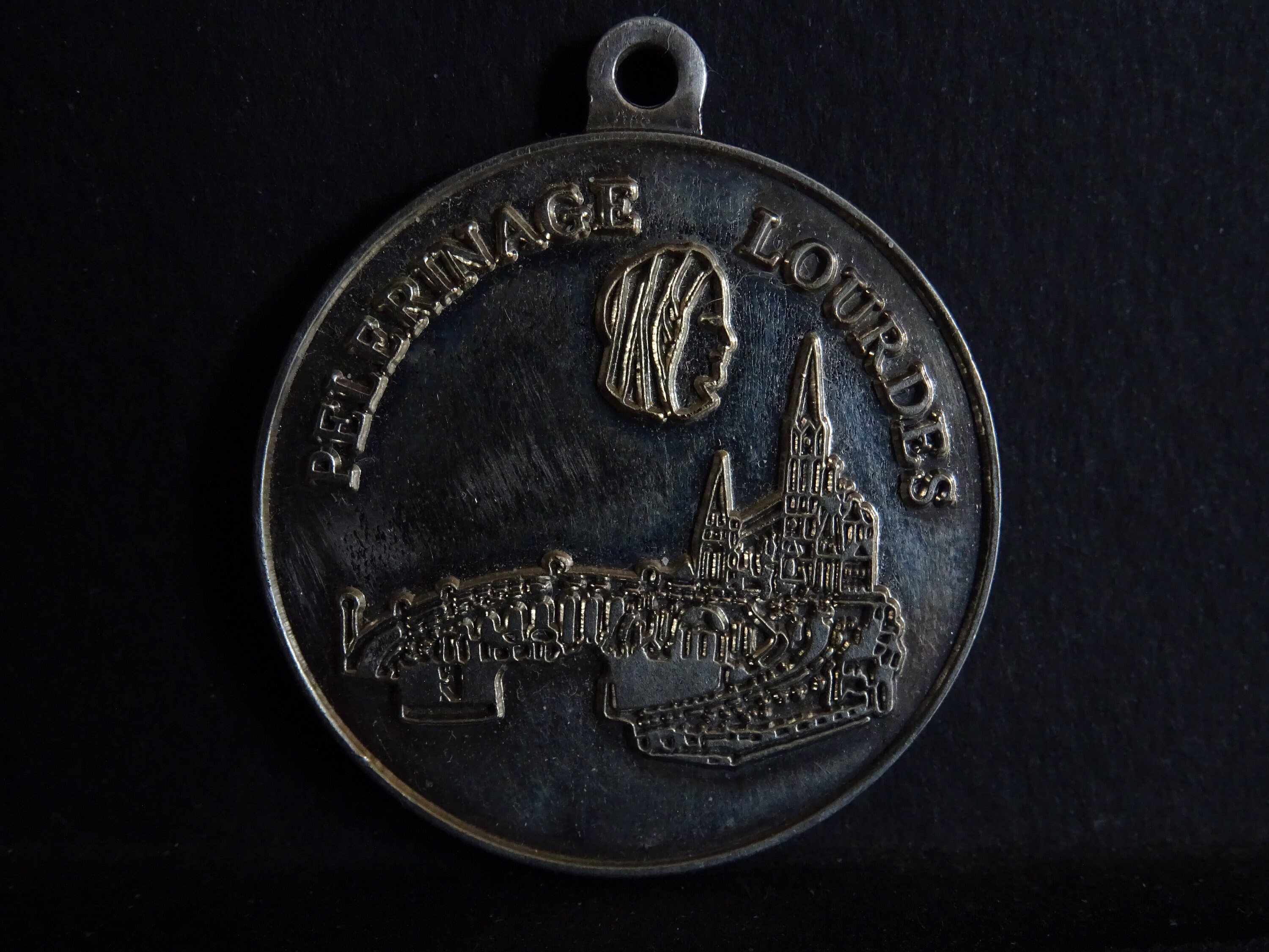 Pendentif Pelerinage Lourdes Vaills Tourisme. Médaillon Medaille Holy Charm P 137