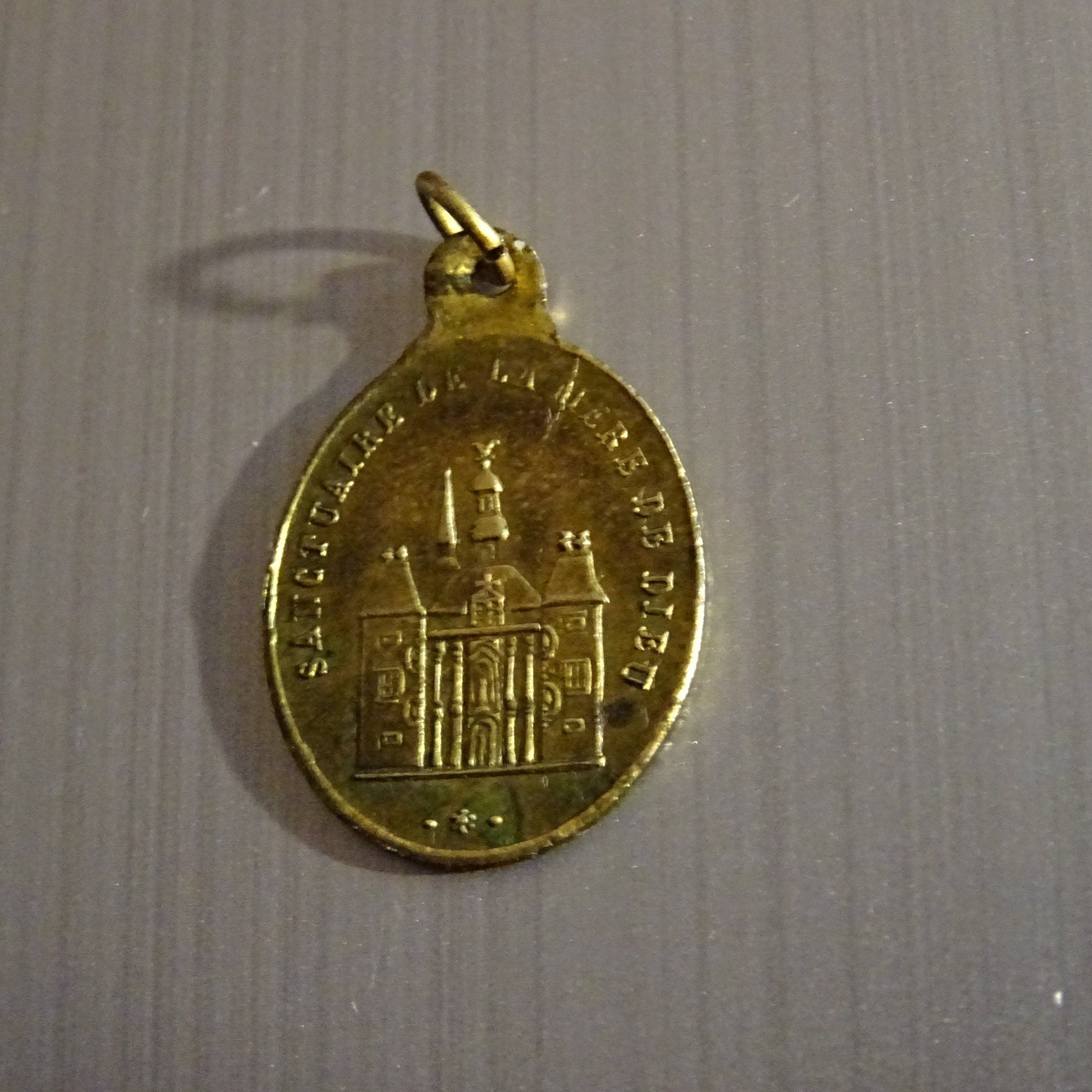 Le Sanctuaire de La Mère Dieu. Petite Médaille Vintage Médaillon Pendentif Holy Charm B 901