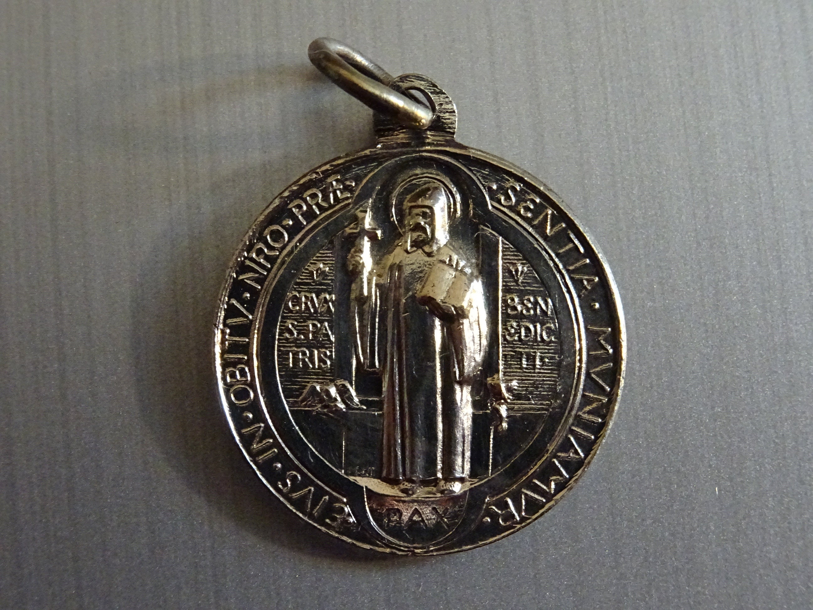 La Médaille Saint Benoît Est Un Sacramentel Chrétien. Médaillon Médaille Religieux Charme Pendent Vi