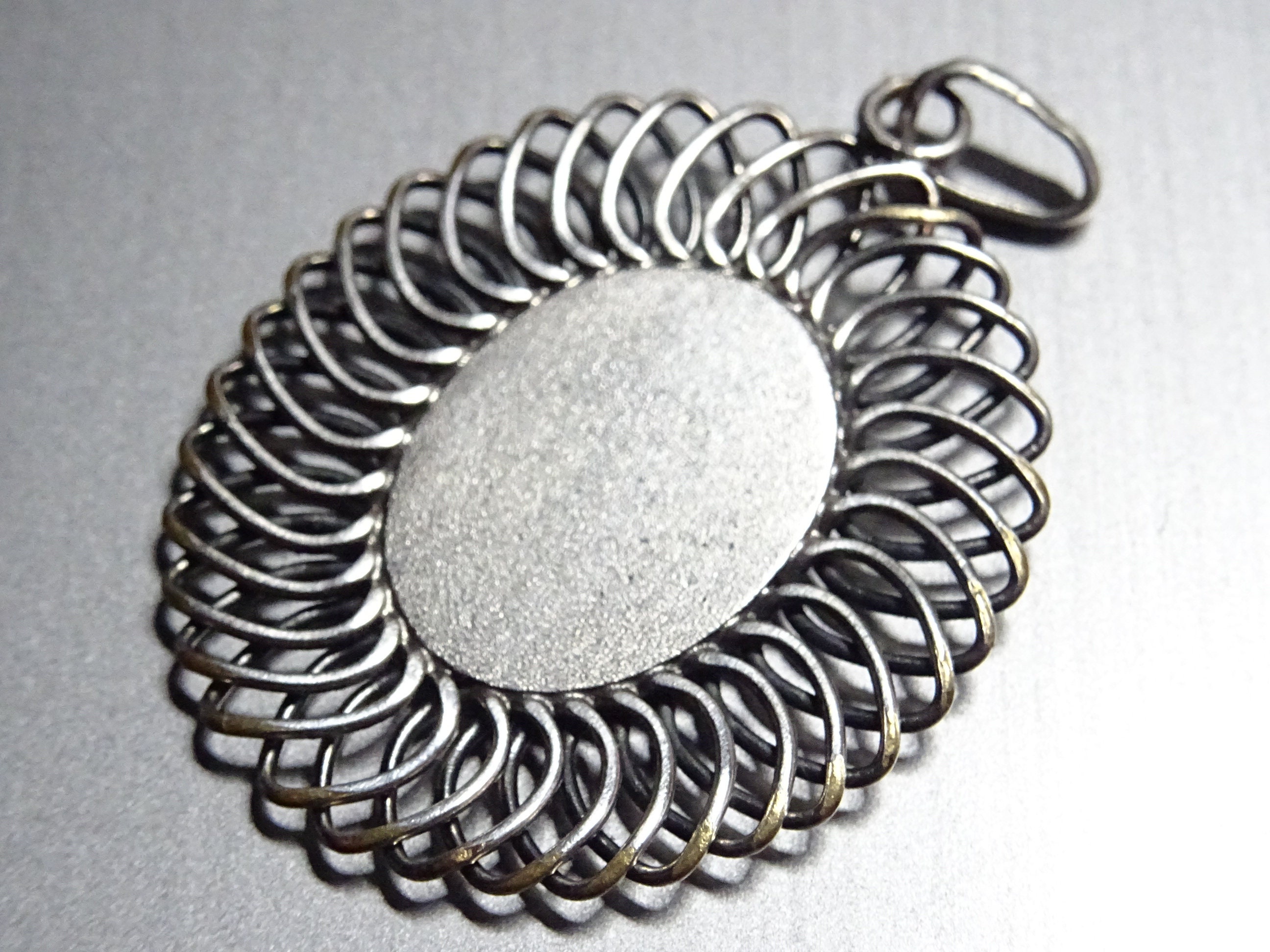 * vintage medallion ✵ オーバルの メダリオン マリアさま 聖母マリア ワイヤー サラウンド ペンダント、メダリオン ホーリー