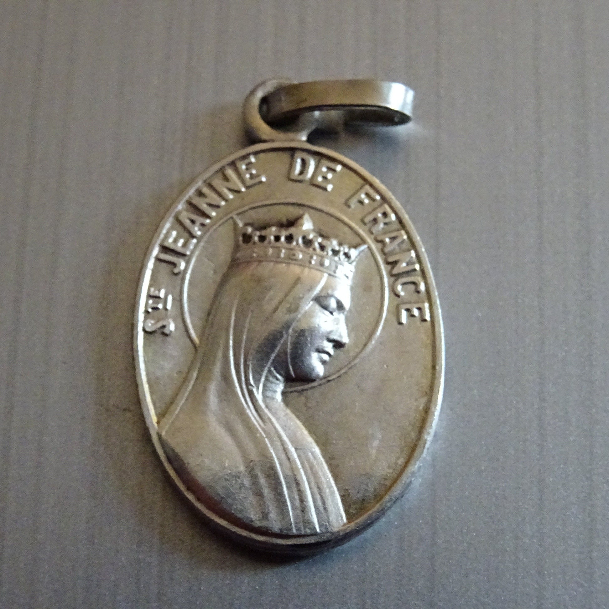 Sainte Jeannede France Revers de La Main Au Seigneur de Mer. Millésime Religieux Français Pendentif