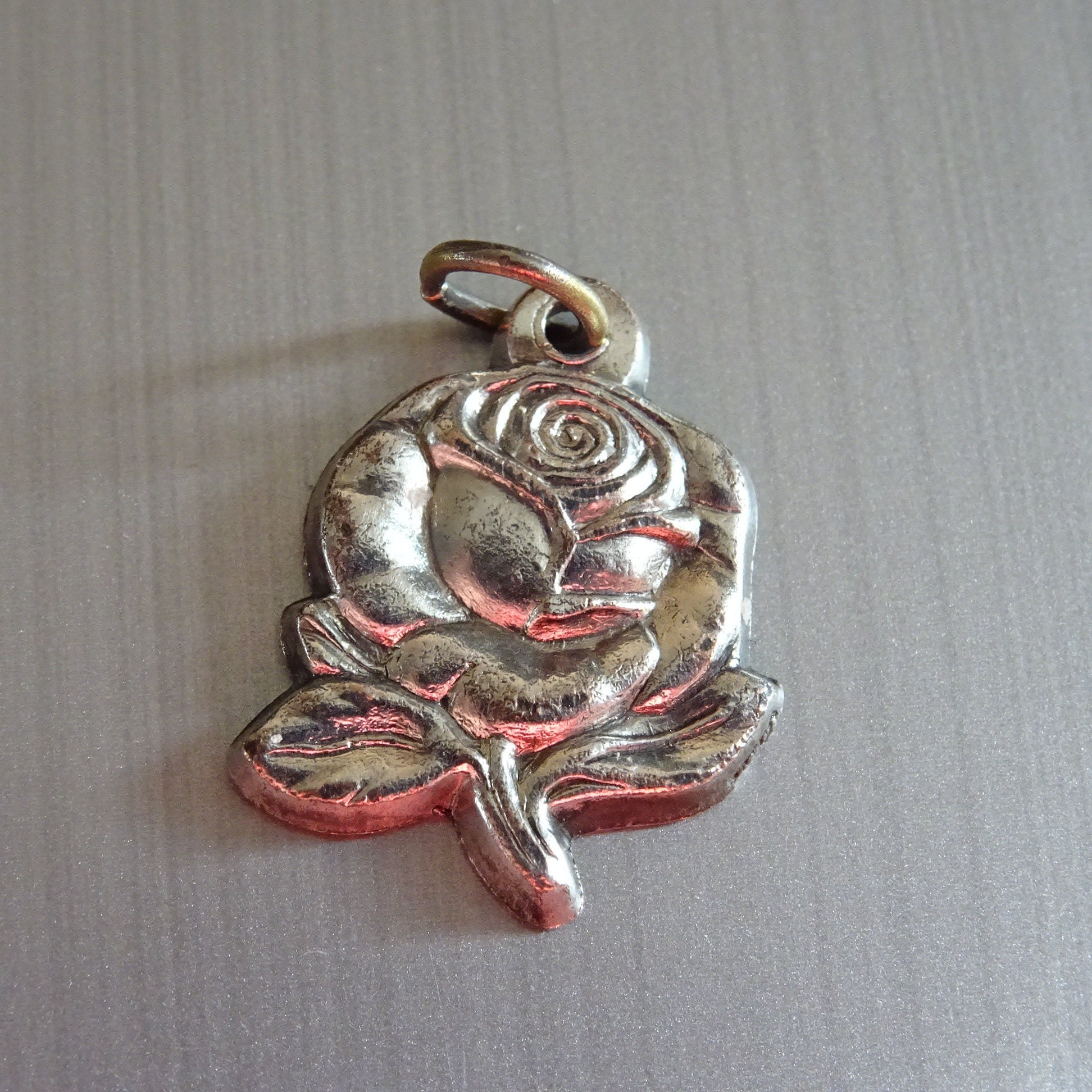 Rose. et Jésus sur Le Monticule. Médaille Pendente Saint Charme B 986