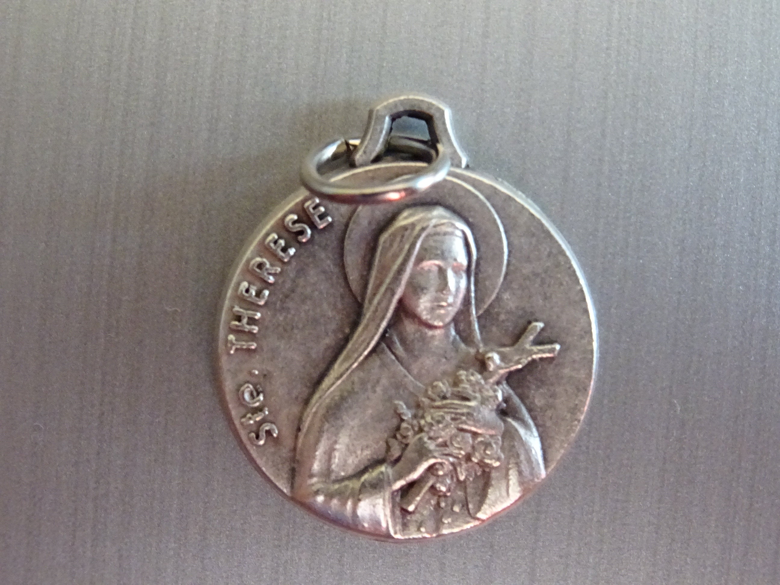 Sainte Thér Thérène Est Une Patronne Des Missions et Fleuristes. Médaille Médaillon Pendente Médaill
