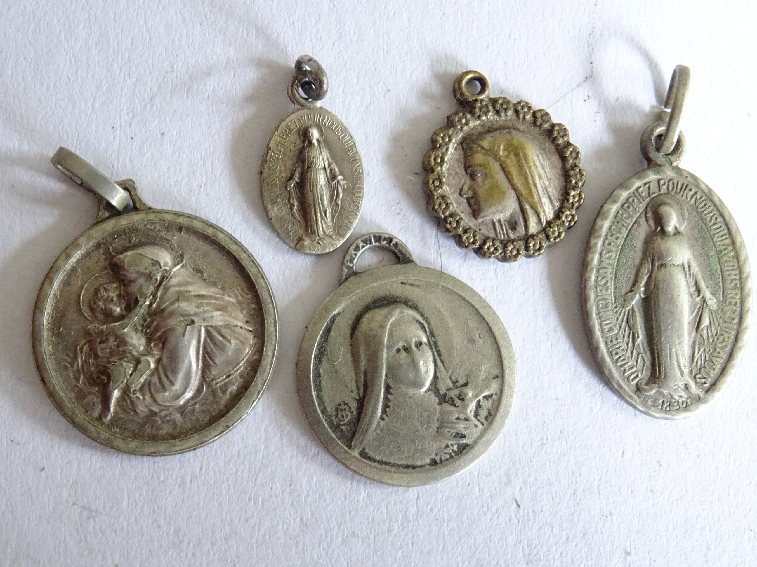 Lot 5 Millésime. Saint Antoine. Sainte Thérèse. Vierge Marie. Médaille Miraculeuse Holy Charm Penden