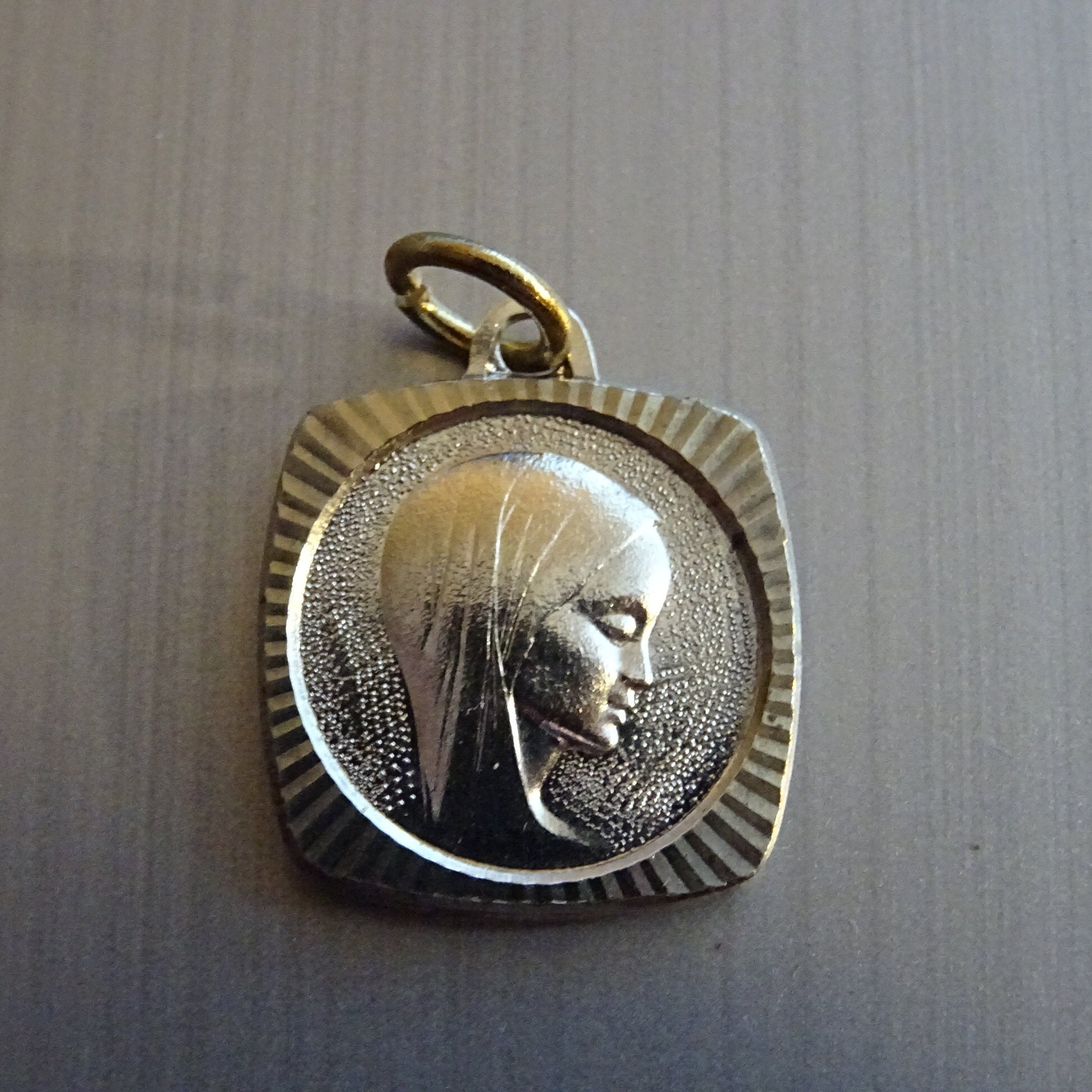 Vierge Marie. Bord Biseauté. Pendentif Français Religieux Antique. Médaille Médaillon Médaille Saint