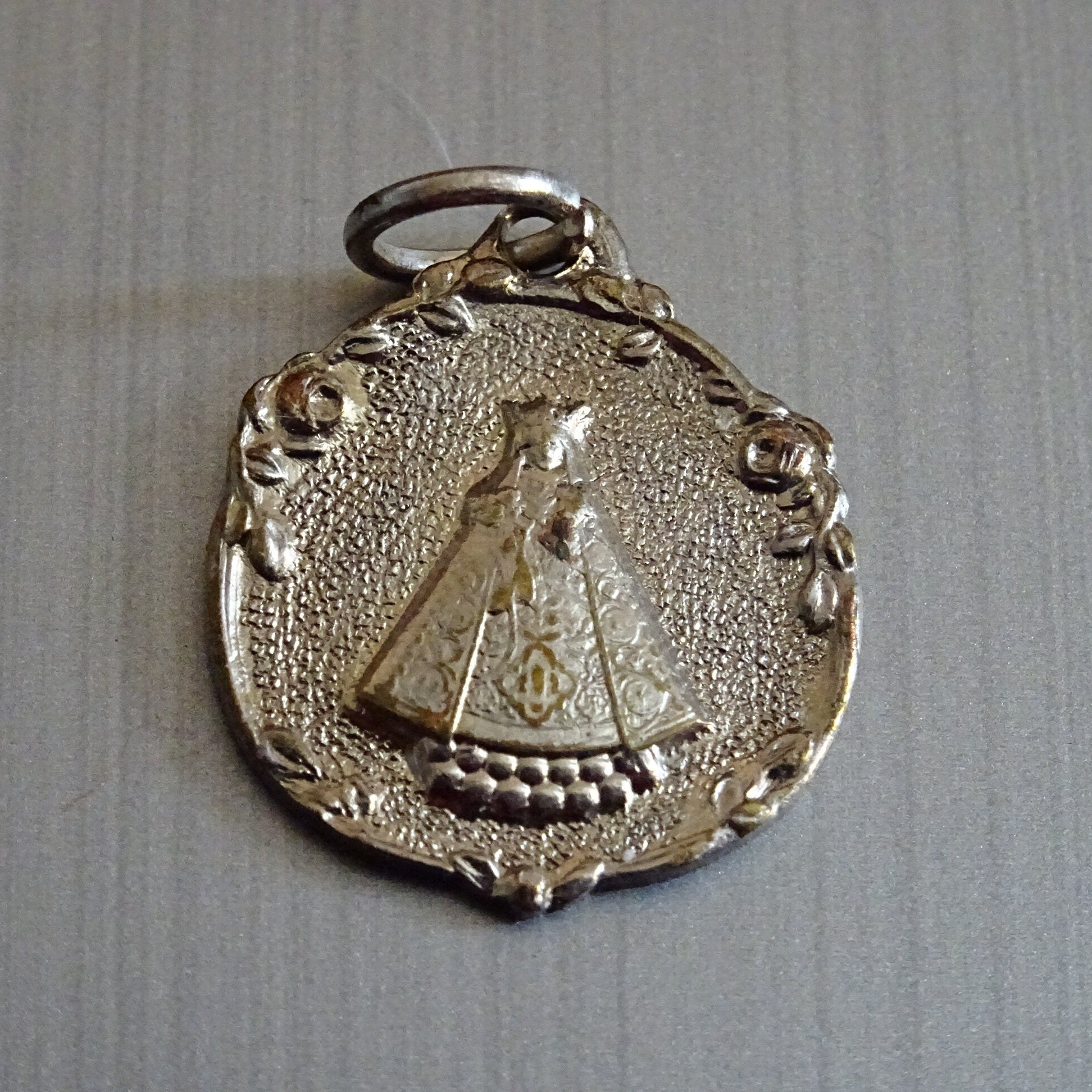 Notre-Dame Roses. Français. Pendentif. Médaille Médaillon Médaille Saint Charme Vintage D 212