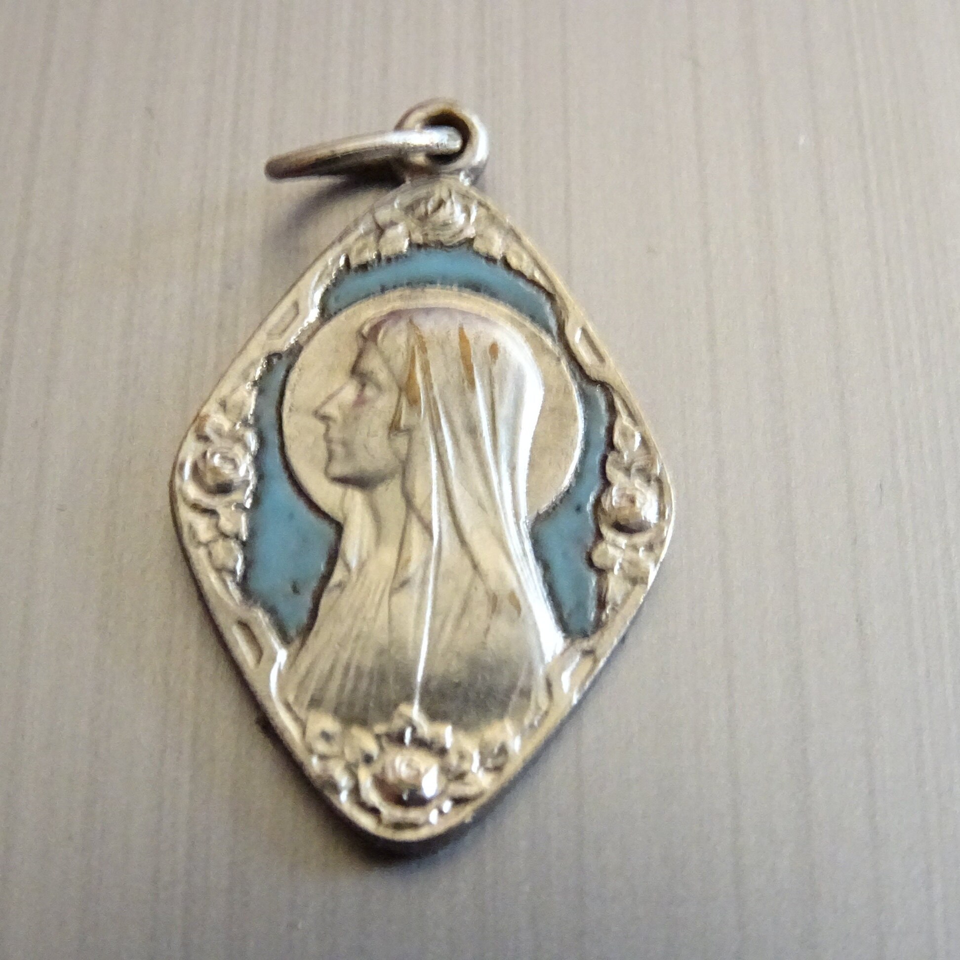 Vierge Marie Art Nouveau Enamel Blue. Vintage Religieux Français Pendentif Médaillon Saint Charme B