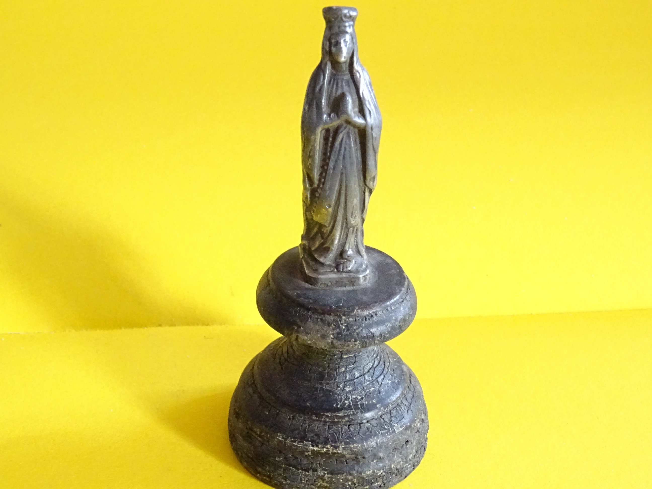 Vintage Medaille Notre Sainte Dame Maria. Statue Du Sanctuaire Voyage Autel sur Base en Bois P 874