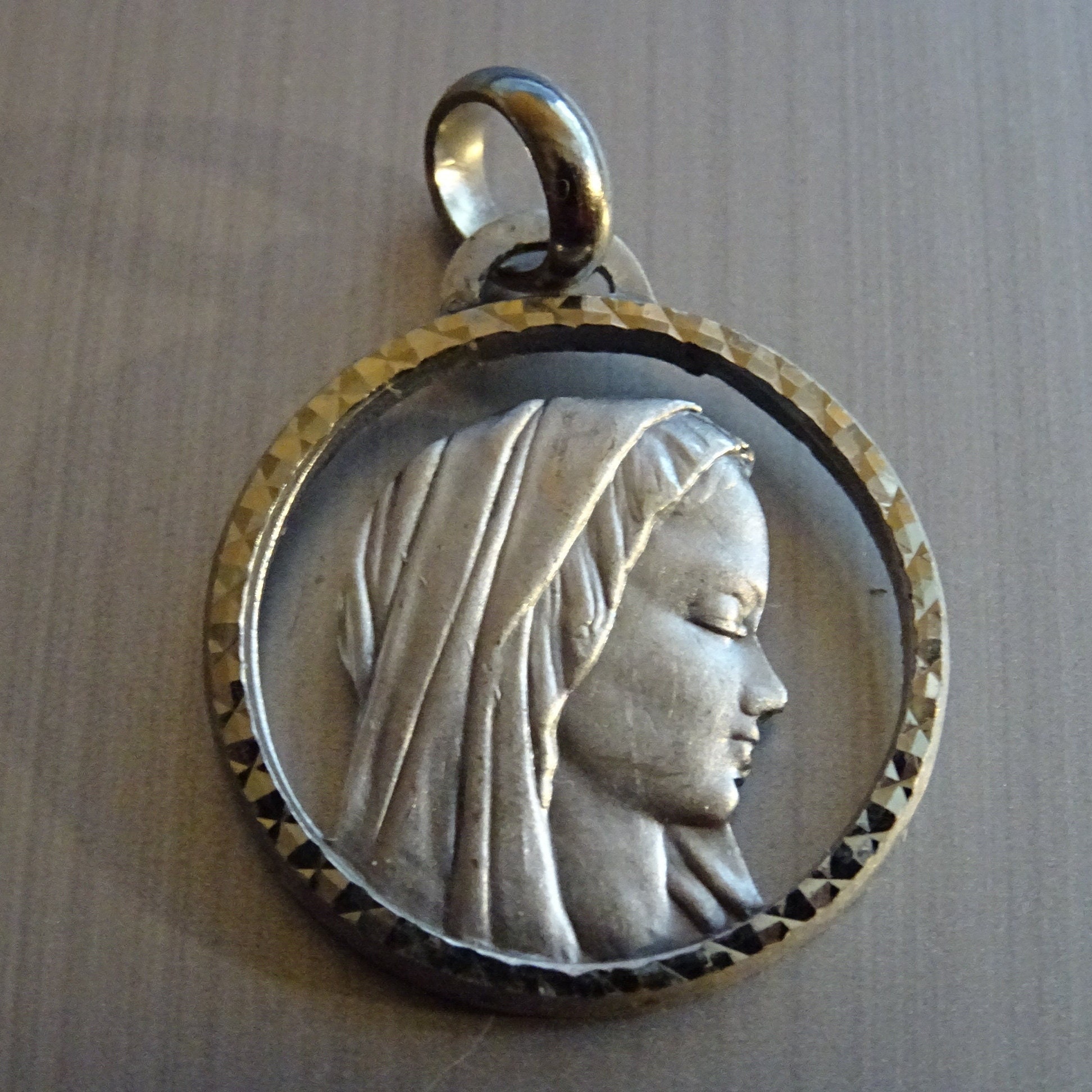 Vierge Marie. Bord Biseauté Découpé. Pendentif Français Religieux Antique. Médaille Médaillon Saint 