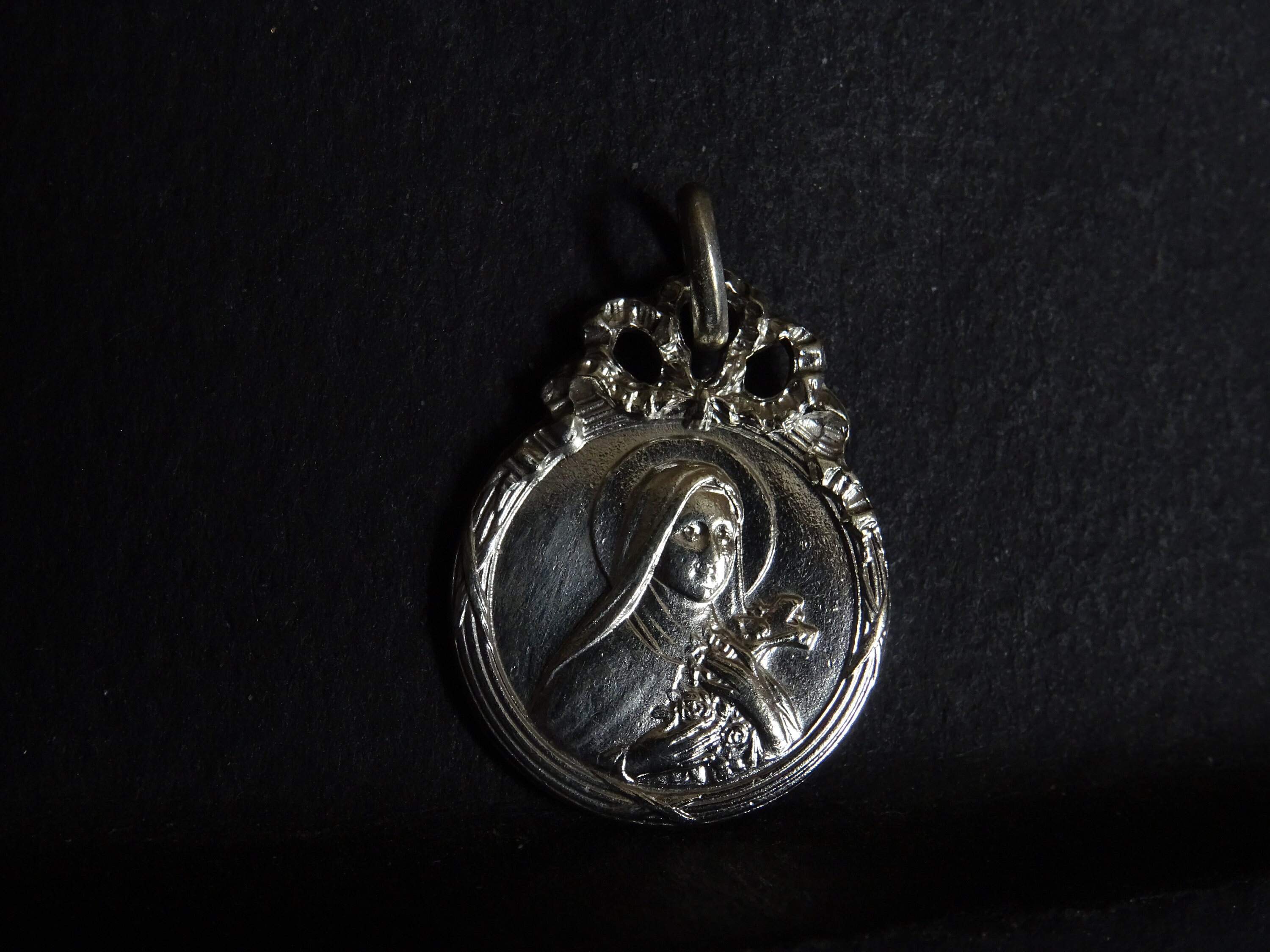 Art Nouveau Sainte Thérèse Raining Roses Médaille d'argent Medaille Vintage Religieux Holy Charm P 6