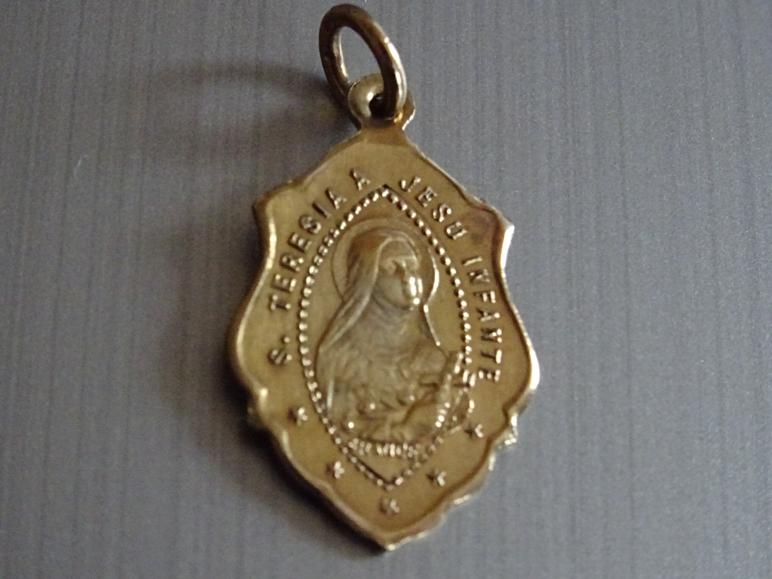 Sainte Thérène. Laiton et Argent Couleur Vintage Pendent Medal Holy Charm B 32