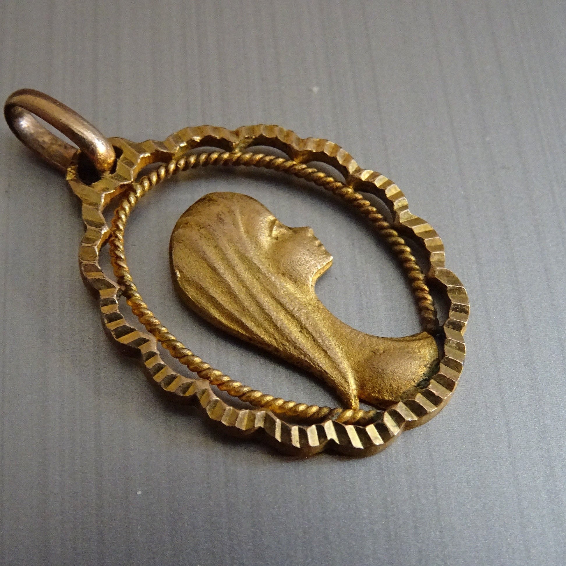 Sainte Vierge Marie. Découpez Le Bord Biseauté. Couleur Or. Médaille Vintage Pendentif Catholique Mé