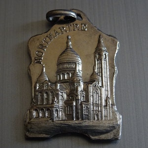 Montmartre. Basilica of the Sacred Heart of Paris. medal medallion pendent medaille Holy Charm B 120