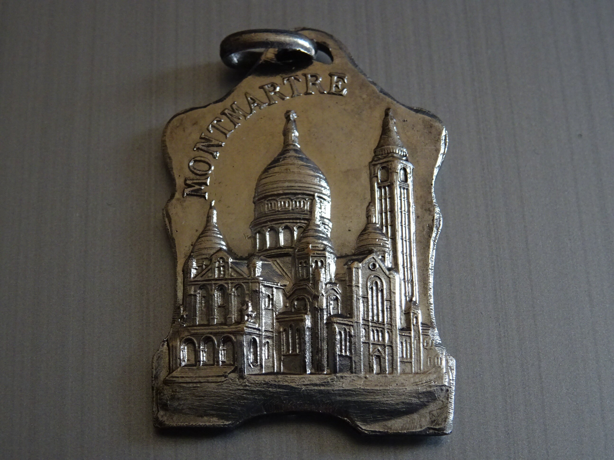 Montmartre. Basilique Du Sacré-Cœur de Paris. Médaille Médaillon Pendente Saint Charme B 120