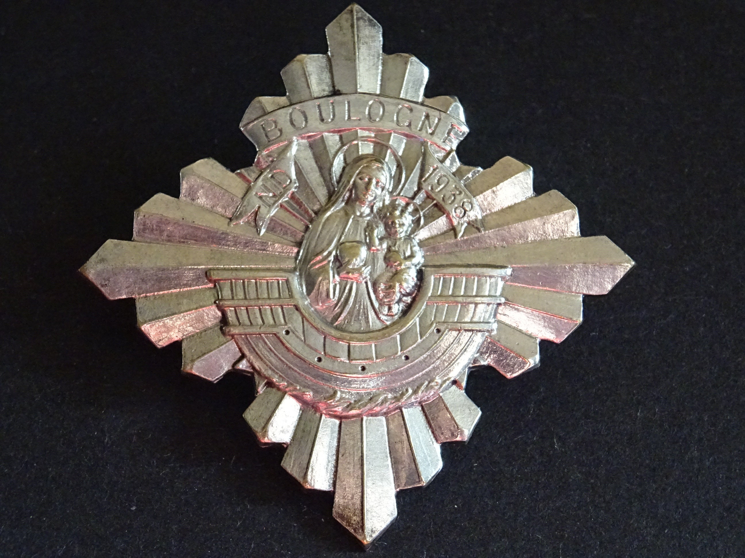 Notre-Dame de Boulogne. Broche Holy Charm B 987