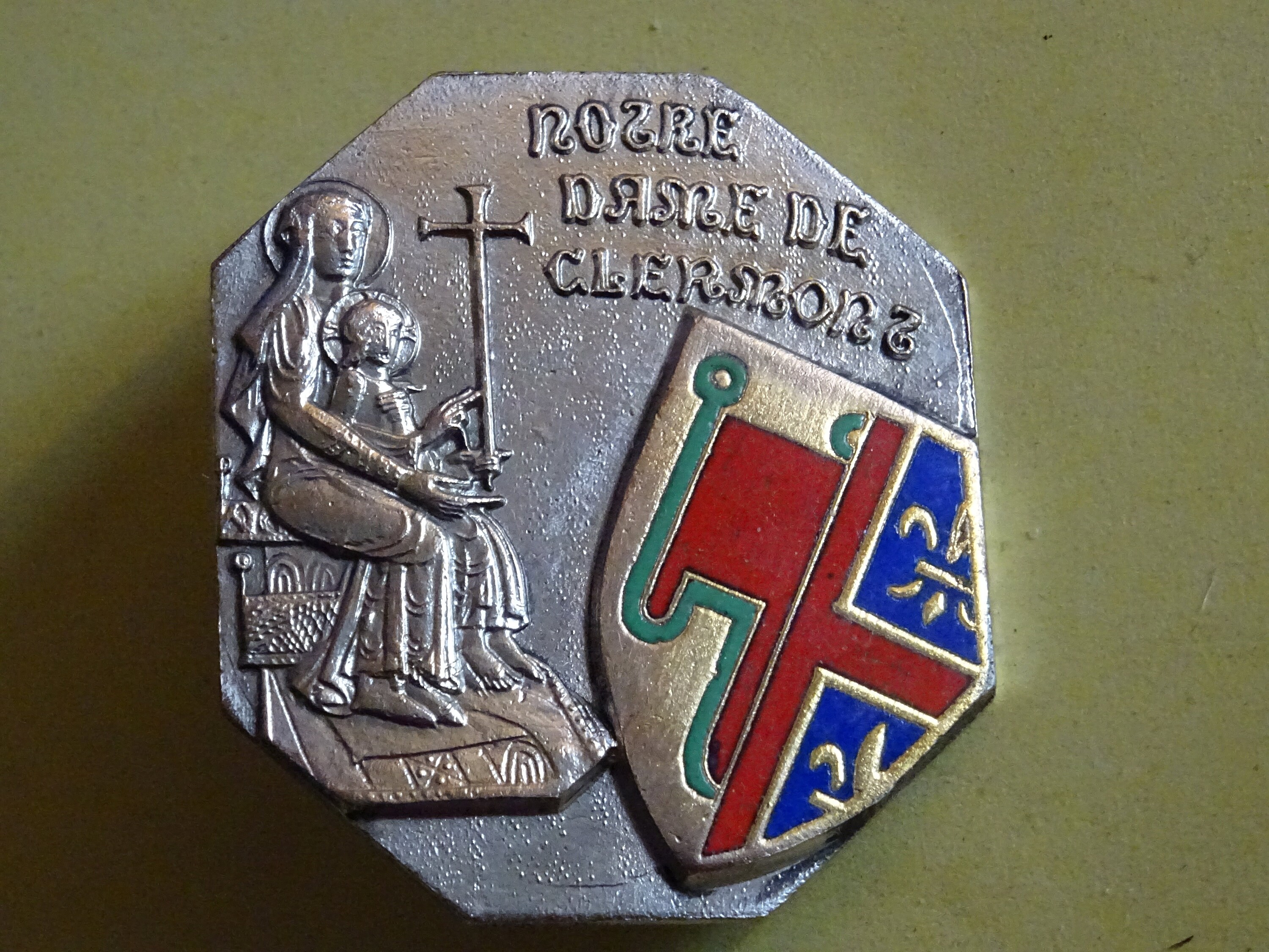 Paris J S Planchot Notre-Dame de Clermont. Armoiries. Épingle à Émail, Broche, Badge . Médaille Reli