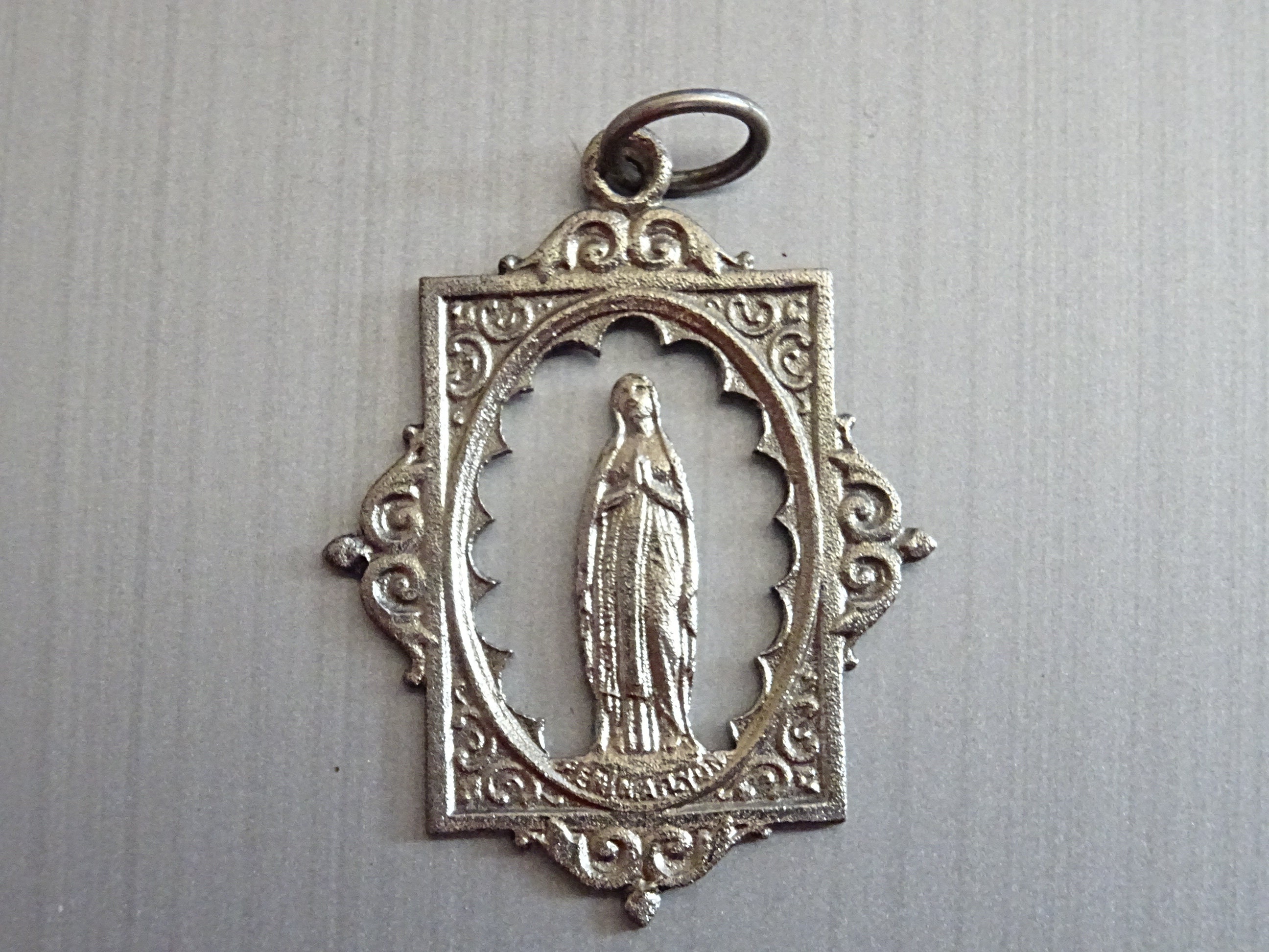 Notre-Dame de L'amour . Pendentif Français Religieux Antique. Médaillon Saint Charme B 645
